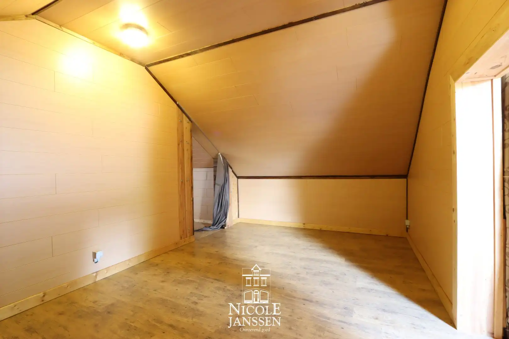 Ruime woning met grote kelder  foto 19