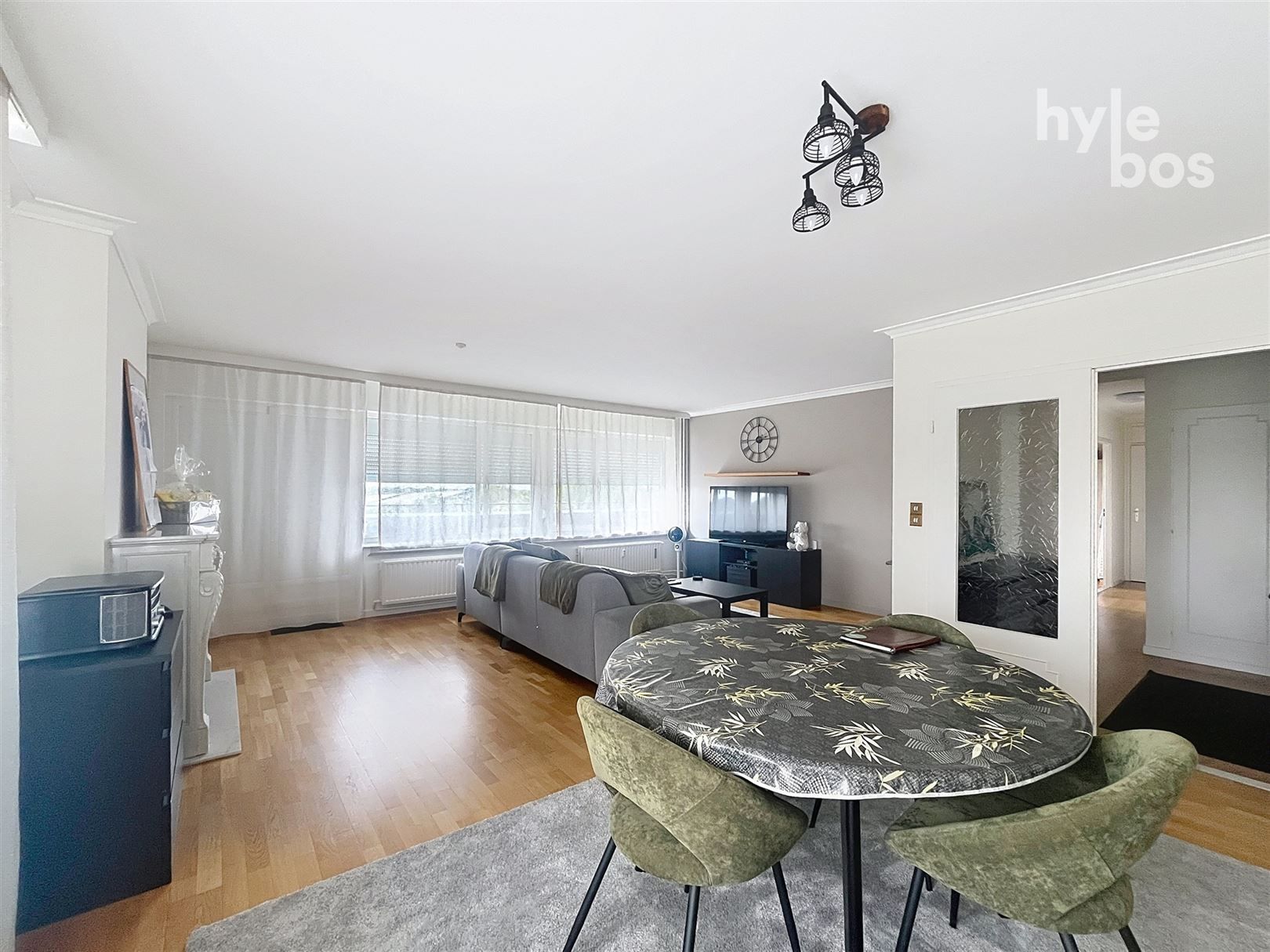 Ruim instapklaar 2 slaapkamer appartement met garage foto 3