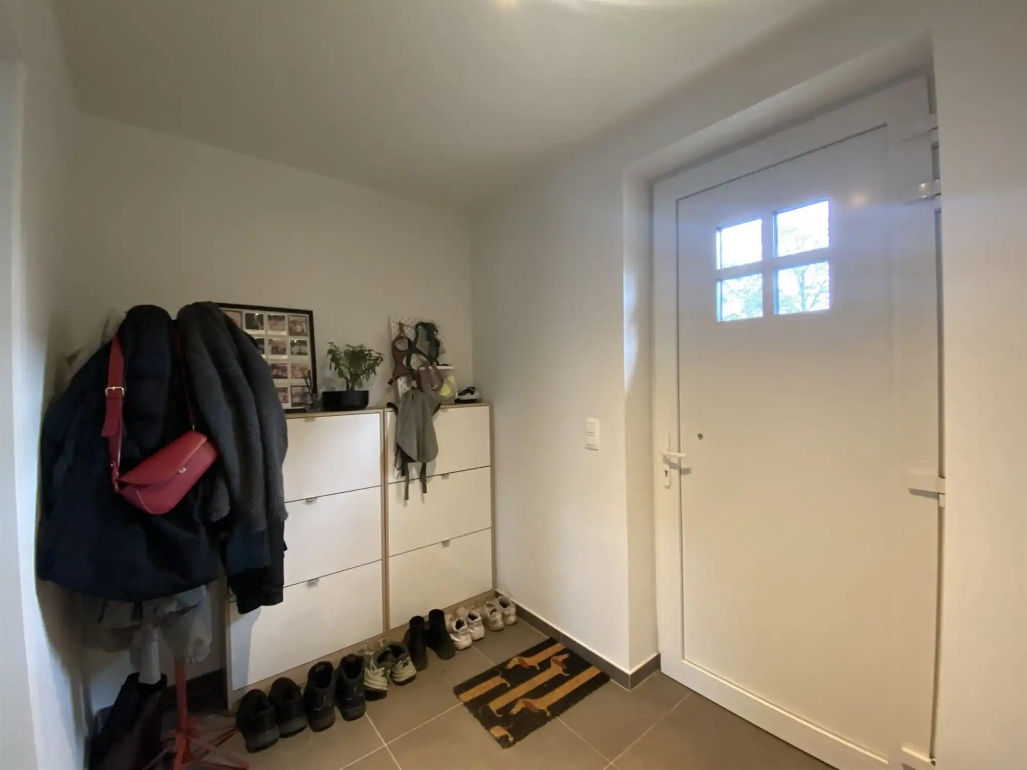 Mooi afgewerkte halfopen woning met 4 slaapkamers en inpandige garage foto 2