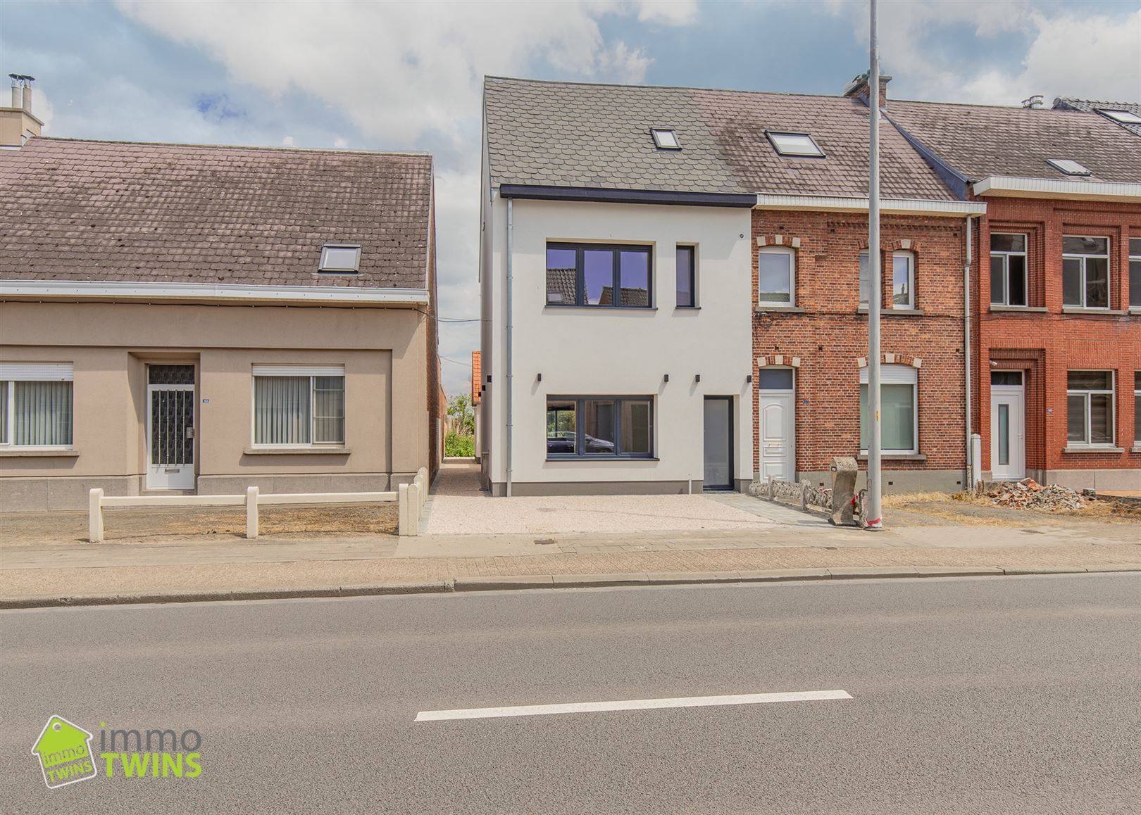 Volledig gerenoveerde gezinswoning met ruime tuin te Lebbeke foto {{pictureIndex}}