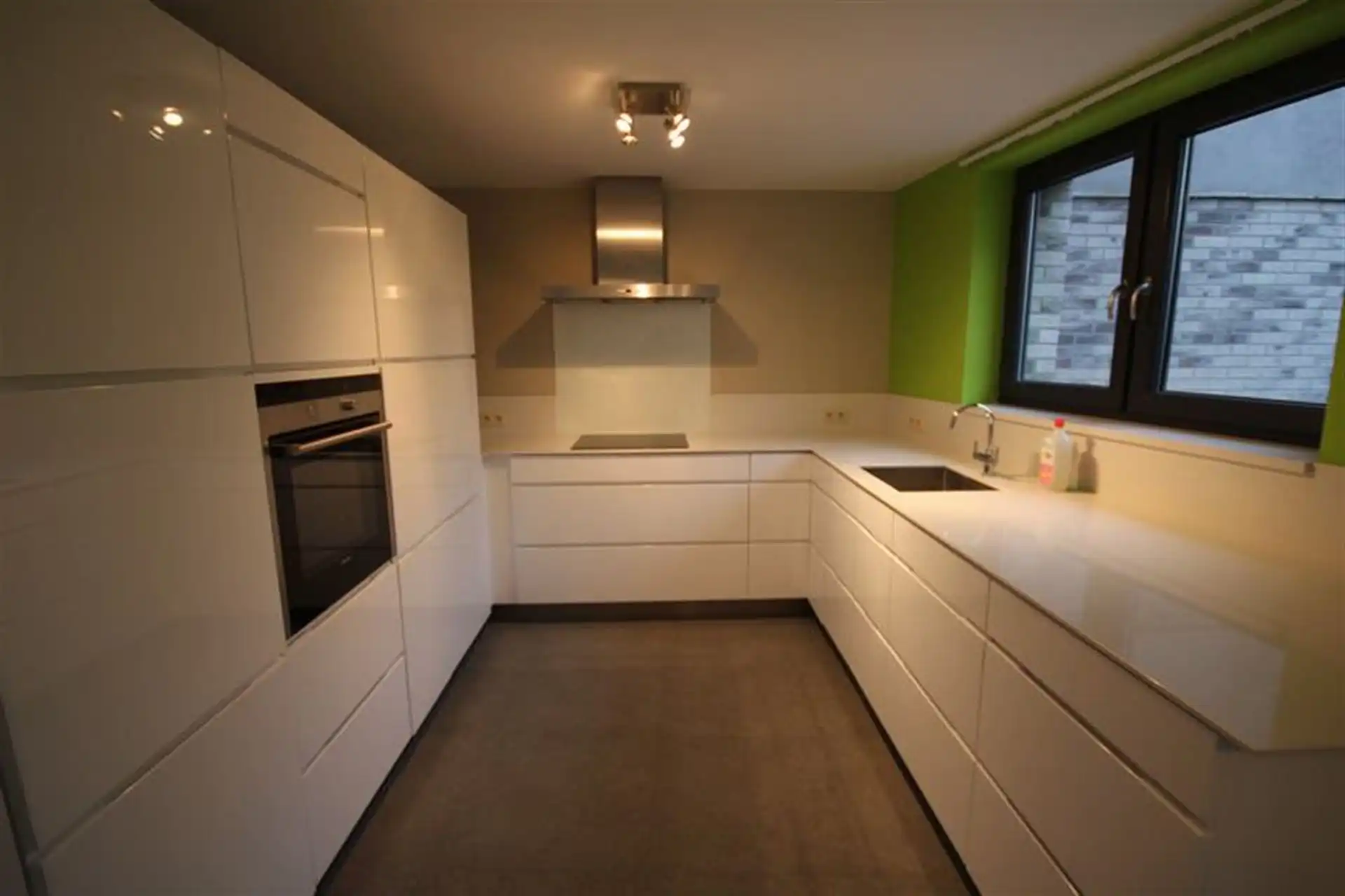 Fijn gelegen en recent gerenoveerde 4 slaapkamer woning foto 6