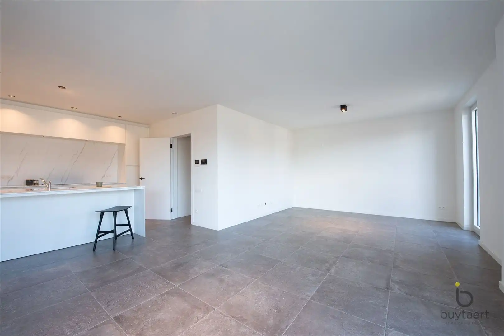 Recent 1 slaapkamer appartement met prachtig uitzicht! foto 10