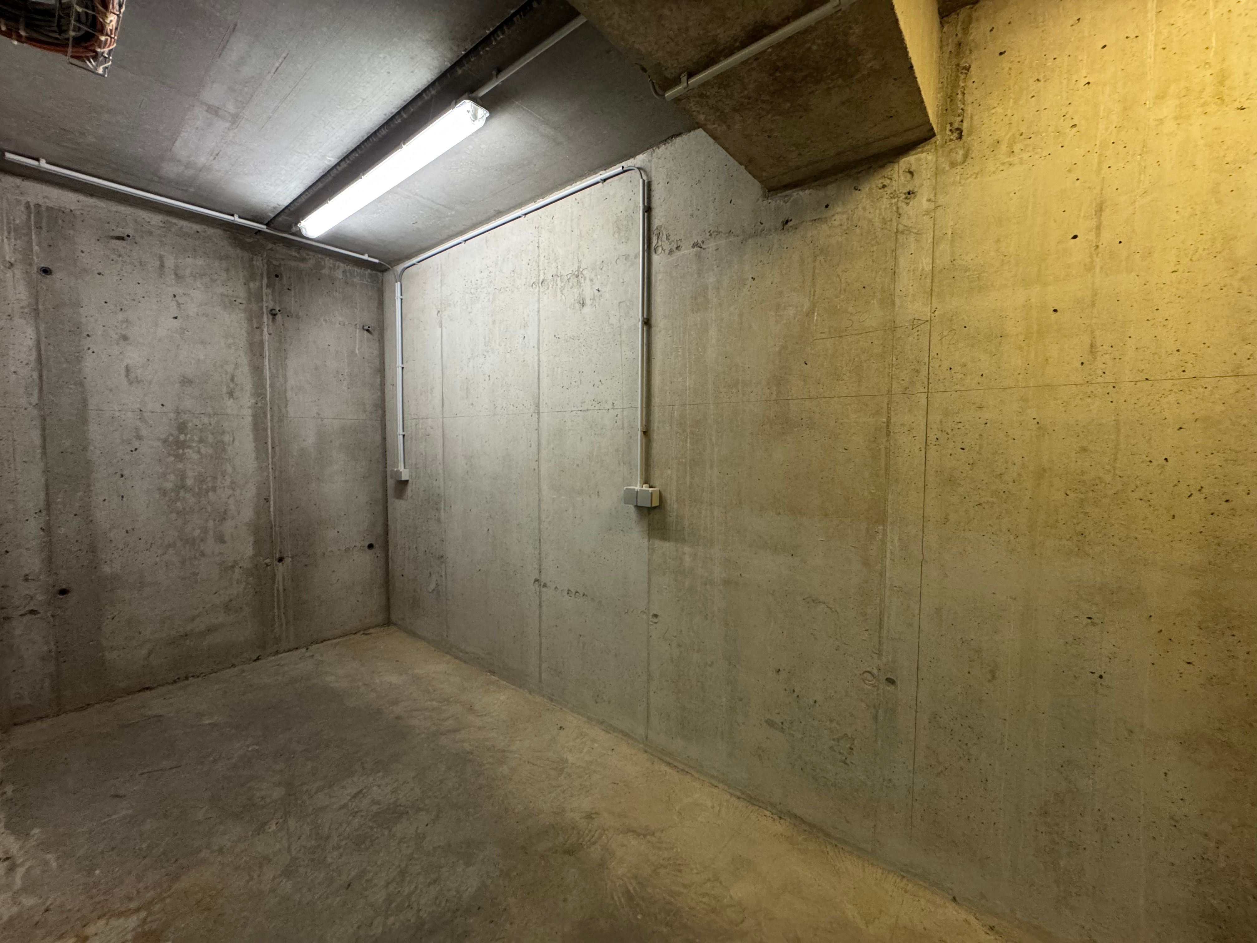 Ruime garagebox vlakbij Jachthaven foto 5