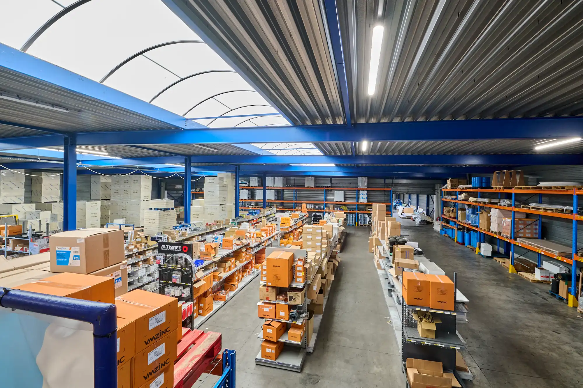 TE KOOP: MAGAZIJNEN MET KANTOREN IN GENK foto 10