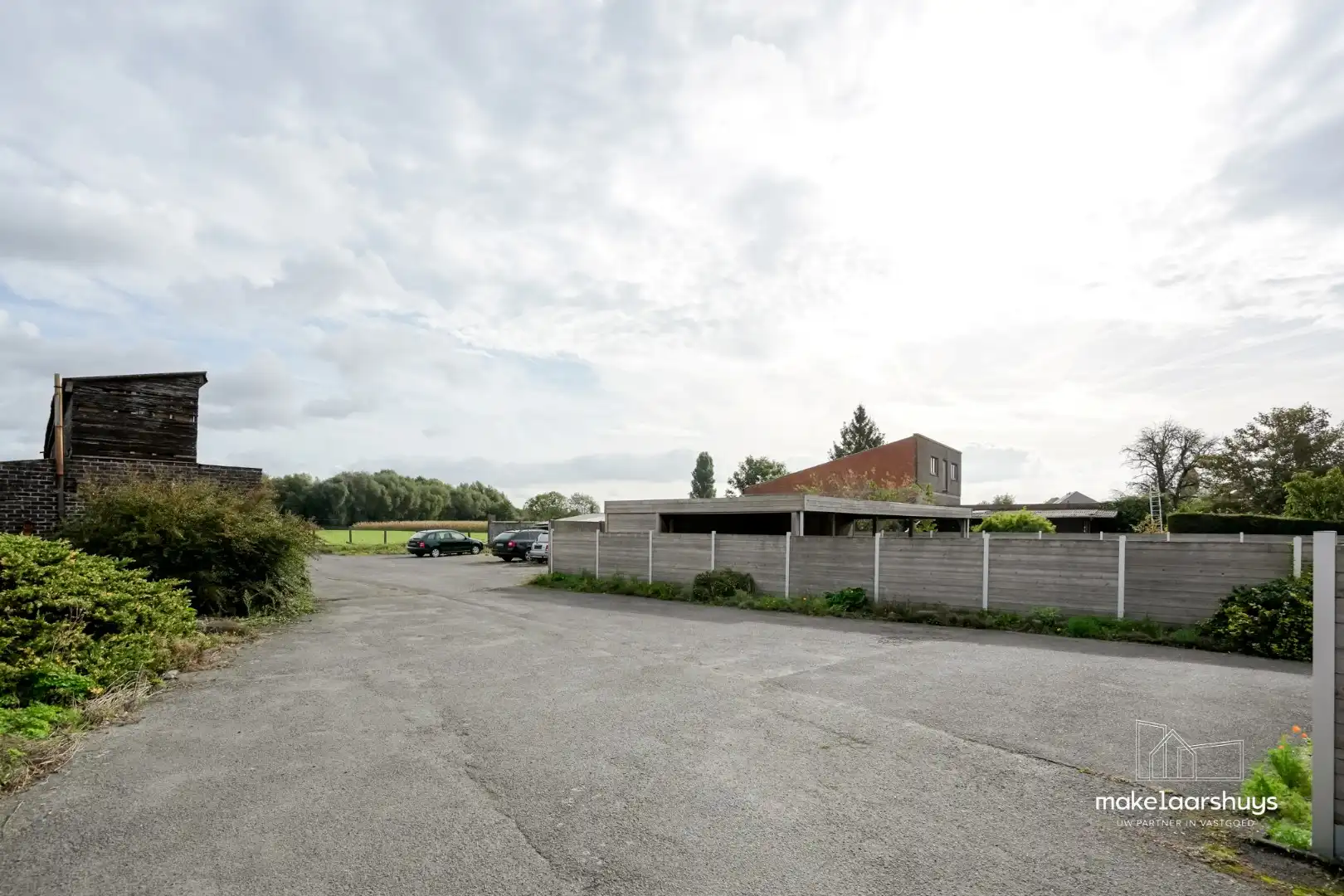 Ruime open bebouwing  met 3 slaapkamers,  bijgebouwen en parkeerplaatsen foto 19