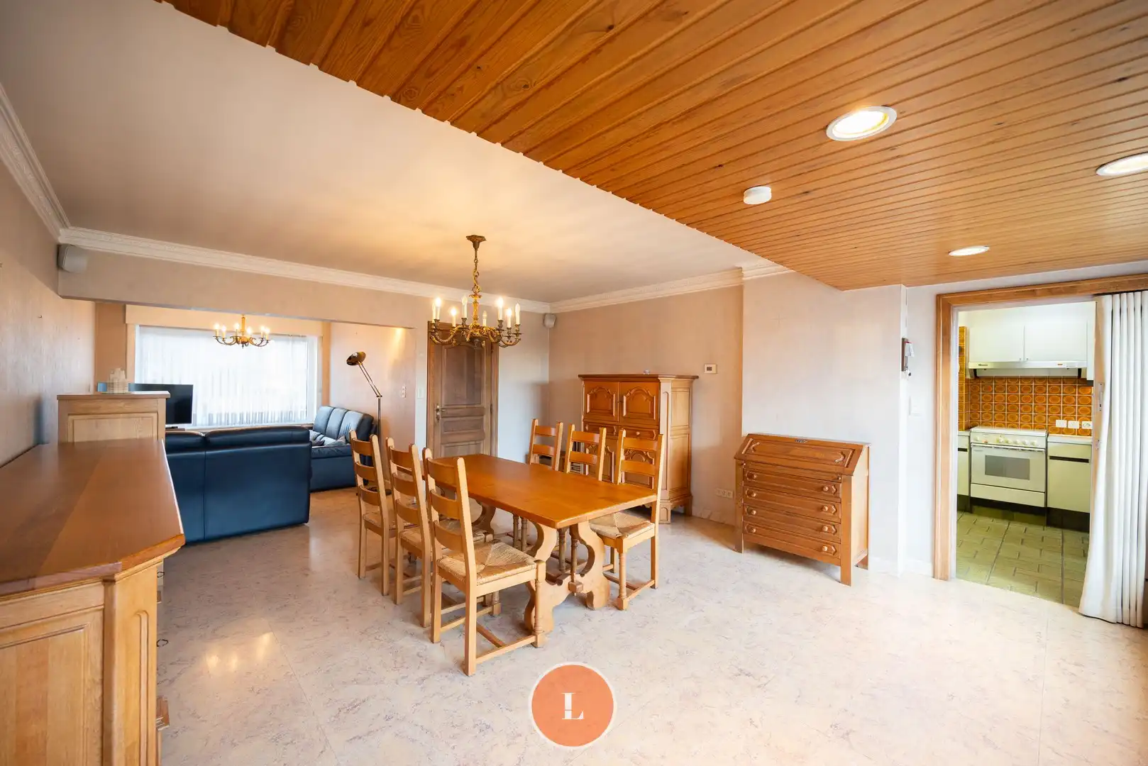 Op te frissen woning vlakbij het centrum van Wevelgem! foto {{pictureIndex}}