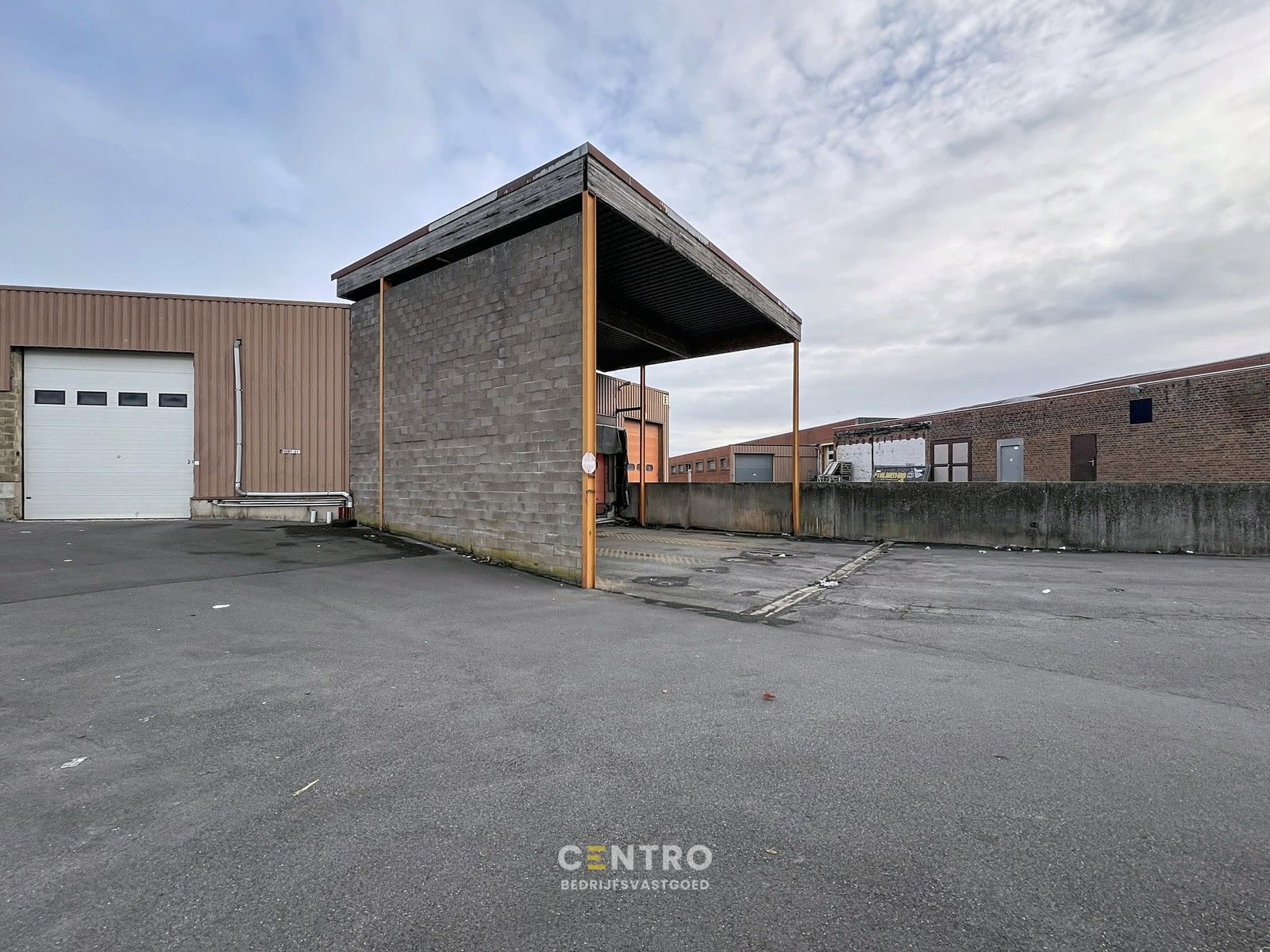 Logistieke LOODS/MAGAZIJN van ± 520m2 met 5 poorten waarvan 3 loskades TE ROESELARE ! foto 2