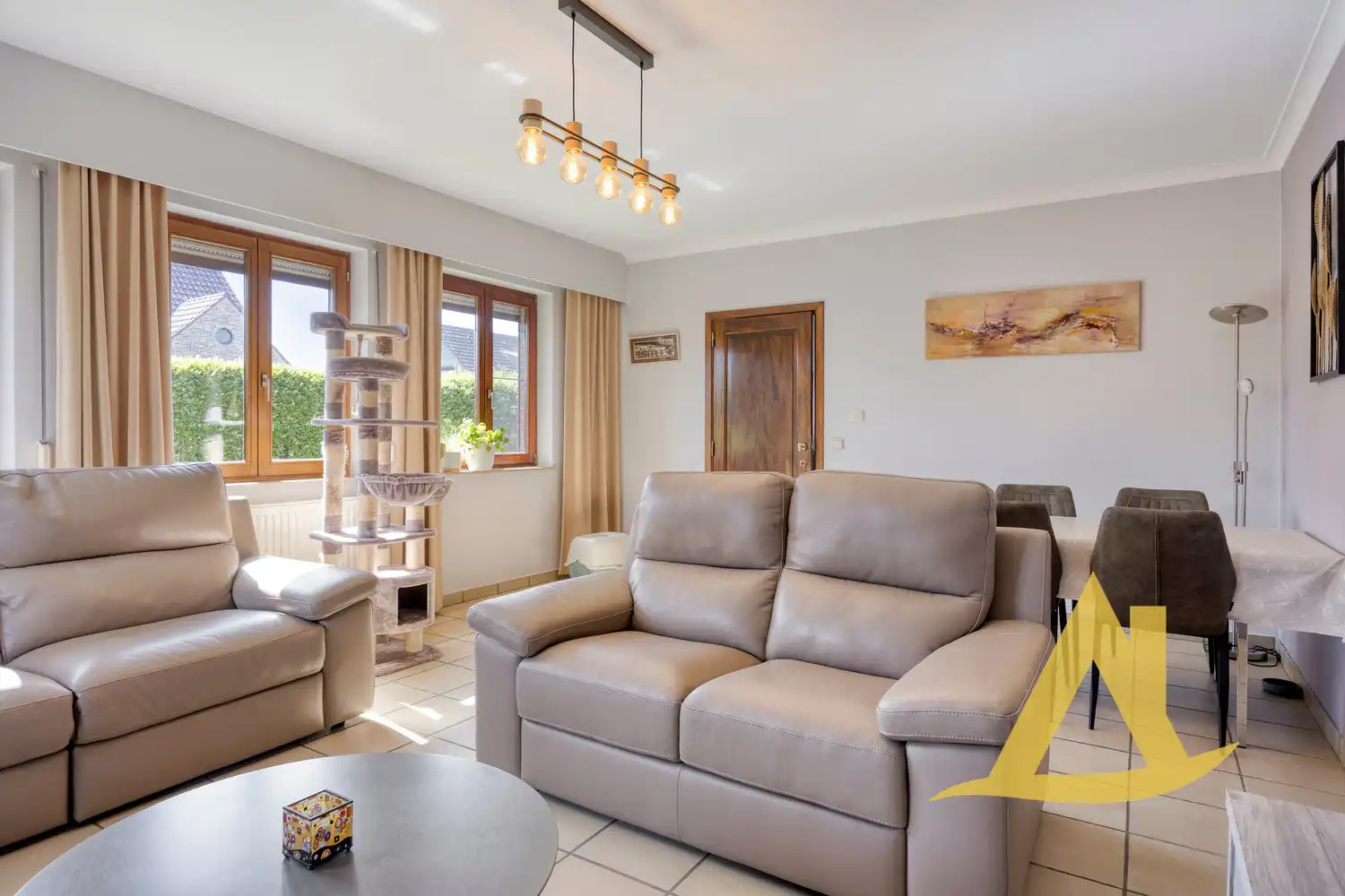 RUSTIG GELEGEN, INSTAPKLARE WONING MET TUIN RONDOM EN RUIME OPRIT foto 8