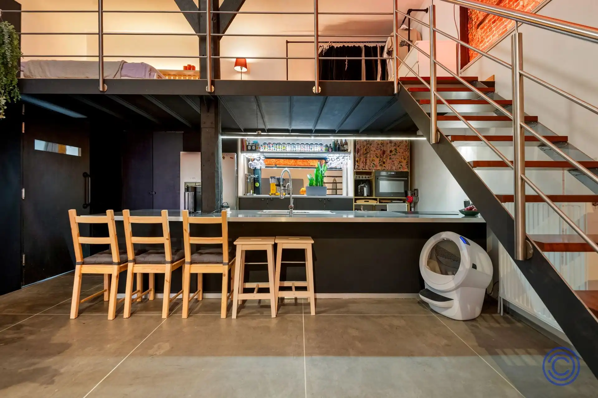 Loft in een prachtig middeleeuws pand met terrasje! foto 4