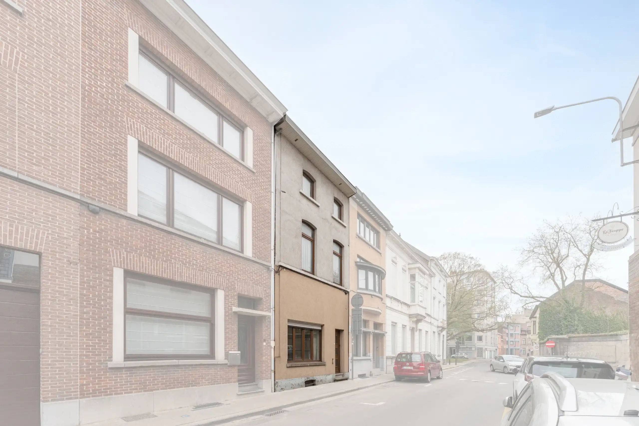 Hoofdfoto van de publicatie: Zeer ruime te renoveren woning in centrum met 5 slpks. & tuin