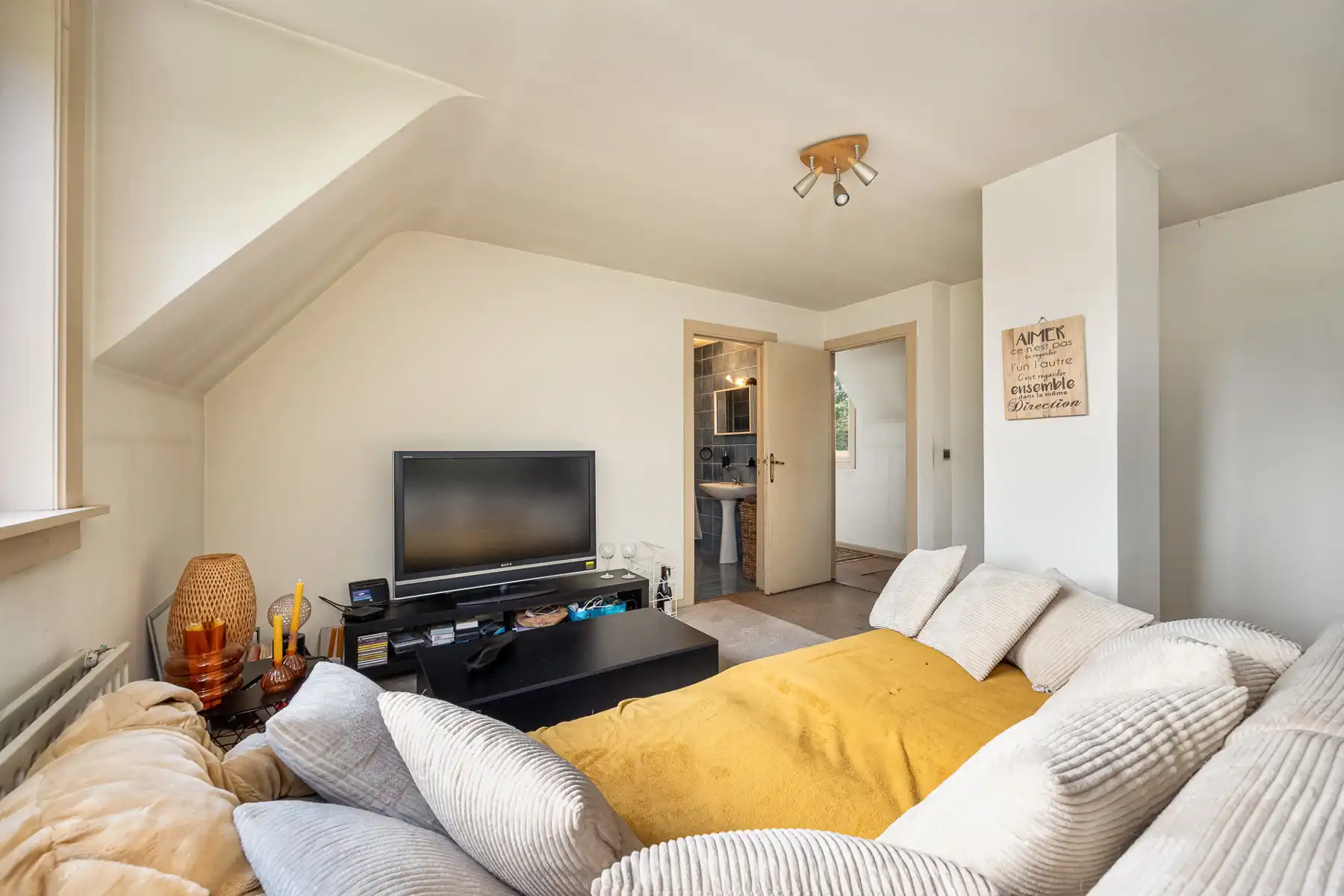 Te renoveren villa met paardenstallen op ca. 1753 m². foto 10
