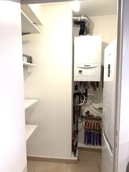 Instapklaar 2-slaapkamerappartement met balkon en overdekte autostaanplaats TE HUUR in Ooigem! foto 11