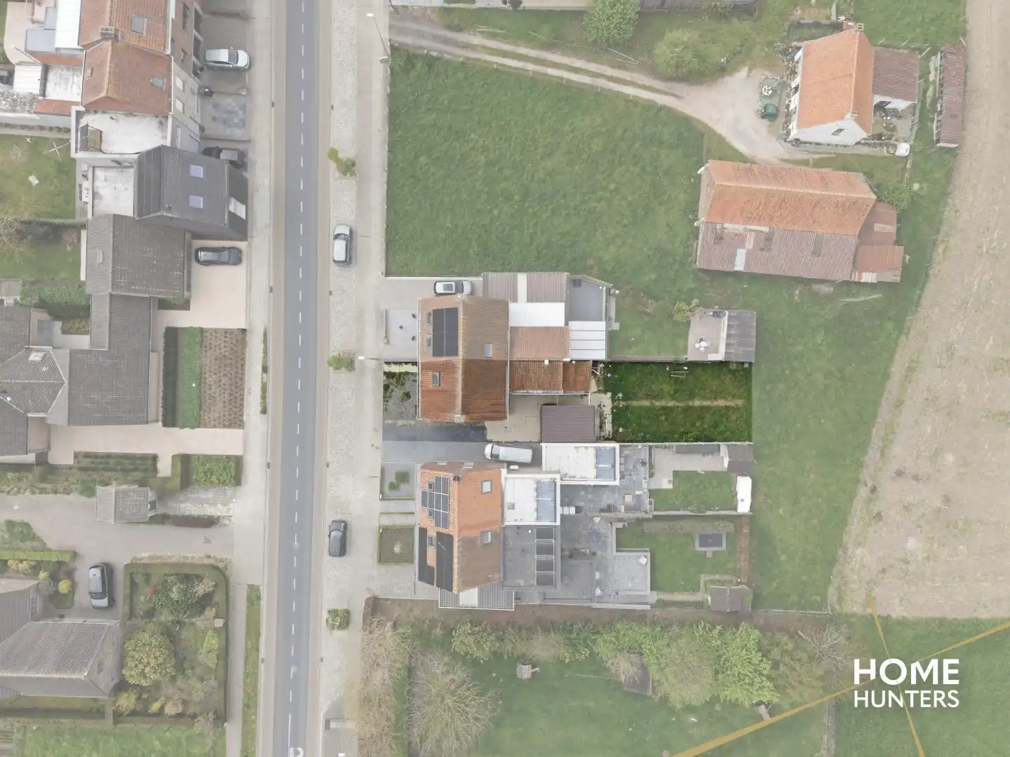 Halfopen te renoveren woning met 4 slaapkamers, ruime tuin en garage op gunstige locatie te Ieper foto 3