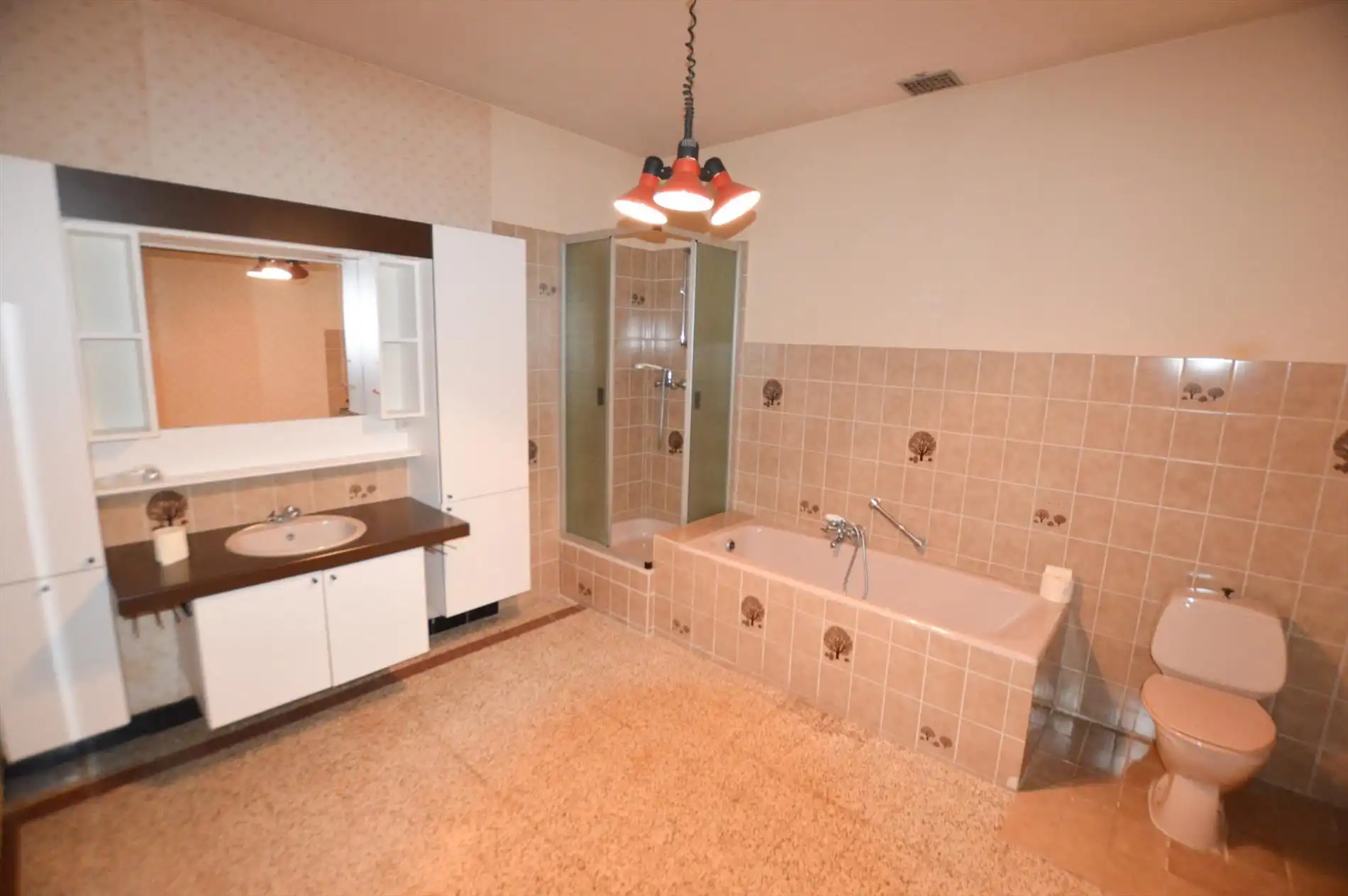 Ruime eengezinswoning met 3 slaapkamers in het centrum van Lichtervelde.  foto 3