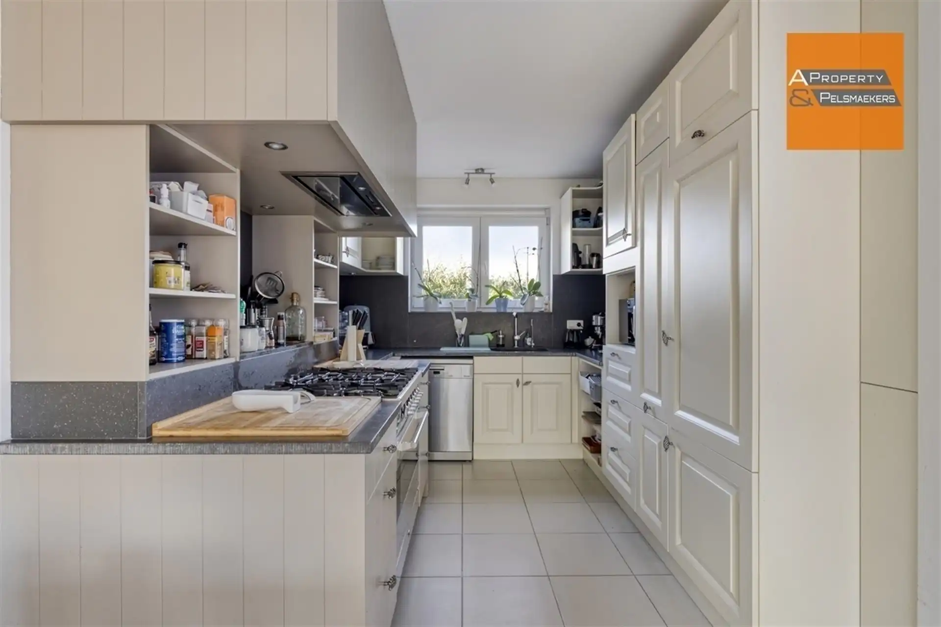 BOD AANVAARD Gelijkvloers appartement met 2 slaapkamers 2 staanplaatsen en tuin foto 9