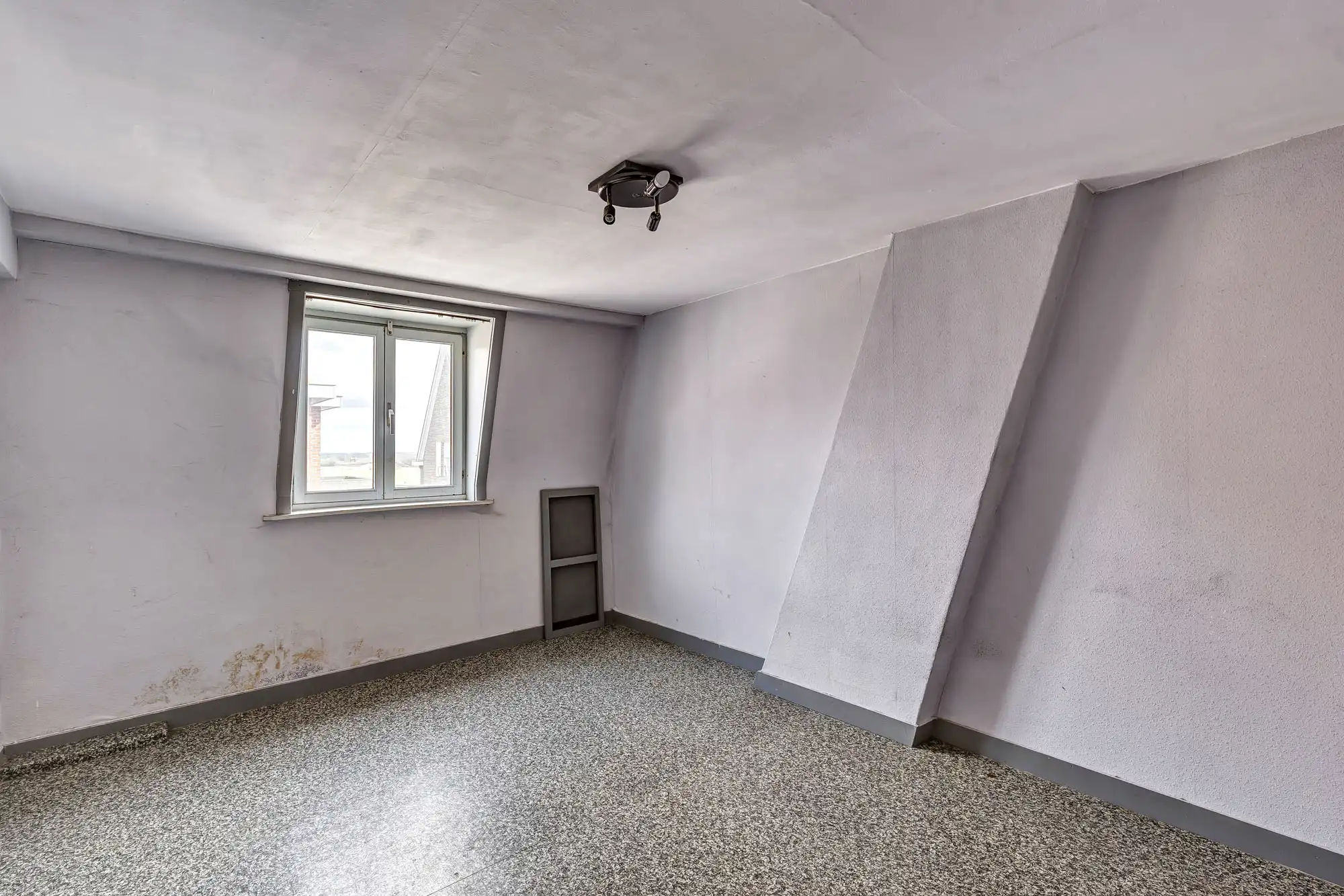 Te renoveren halfopen woning met veel potentieel foto 10