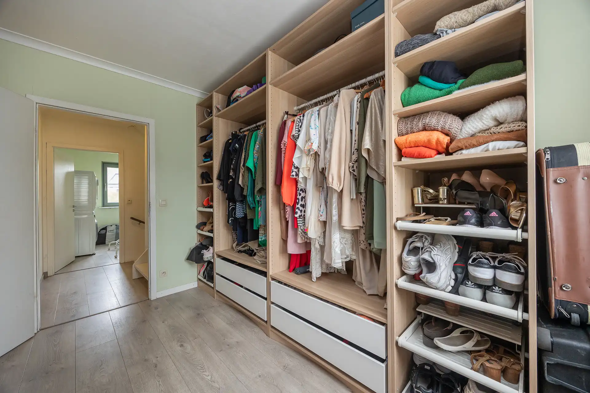 Instapklare woning met 4 slpk, veranda en tuin te Hemiksem! foto 11