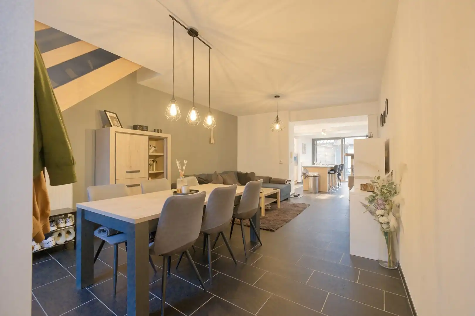 Roeselare - Woning met 2 slpks, ruime badkamer en terras! foto 2