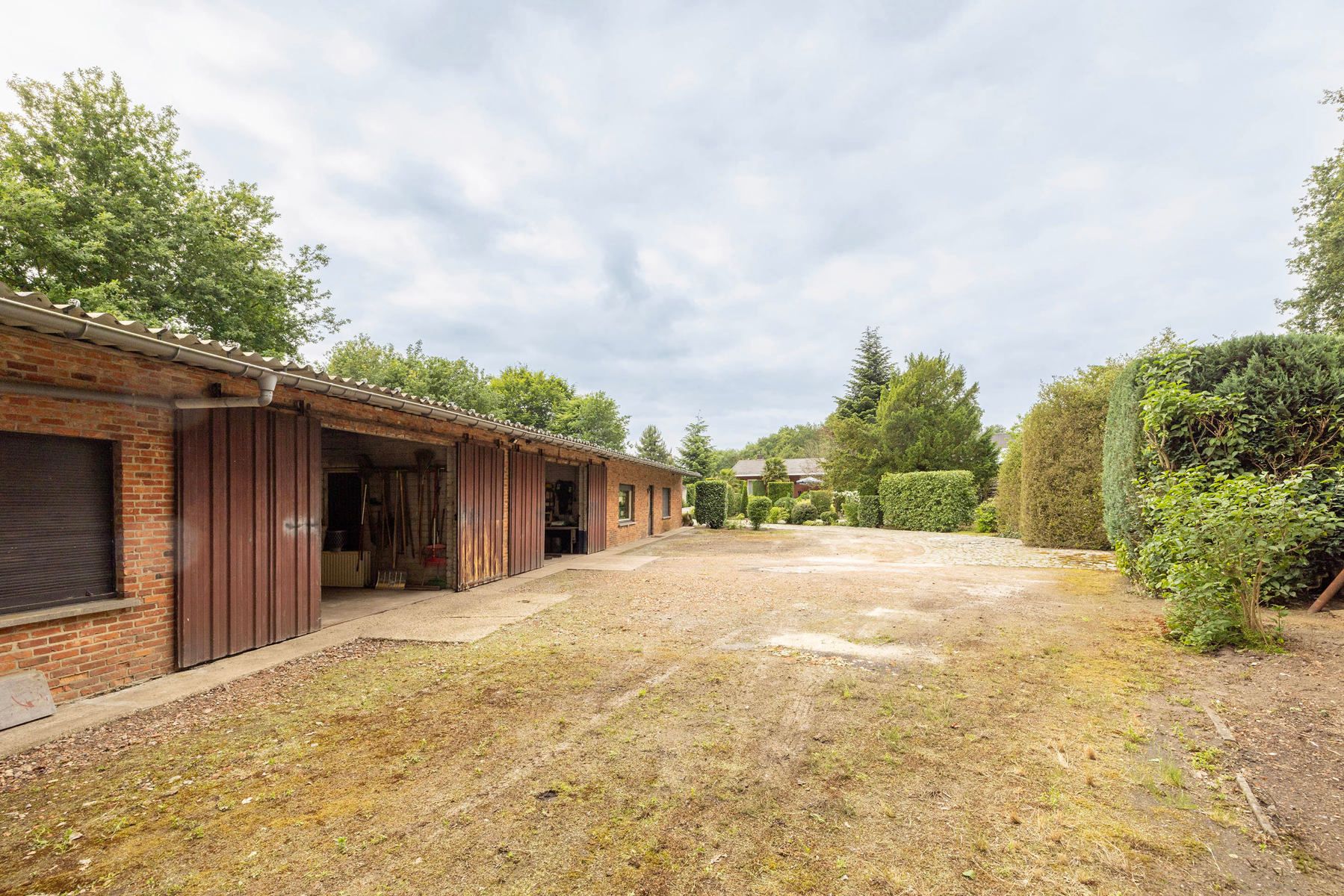 Ruime woning met 4 slpks en bijgebouw op 2.400m grond foto 11