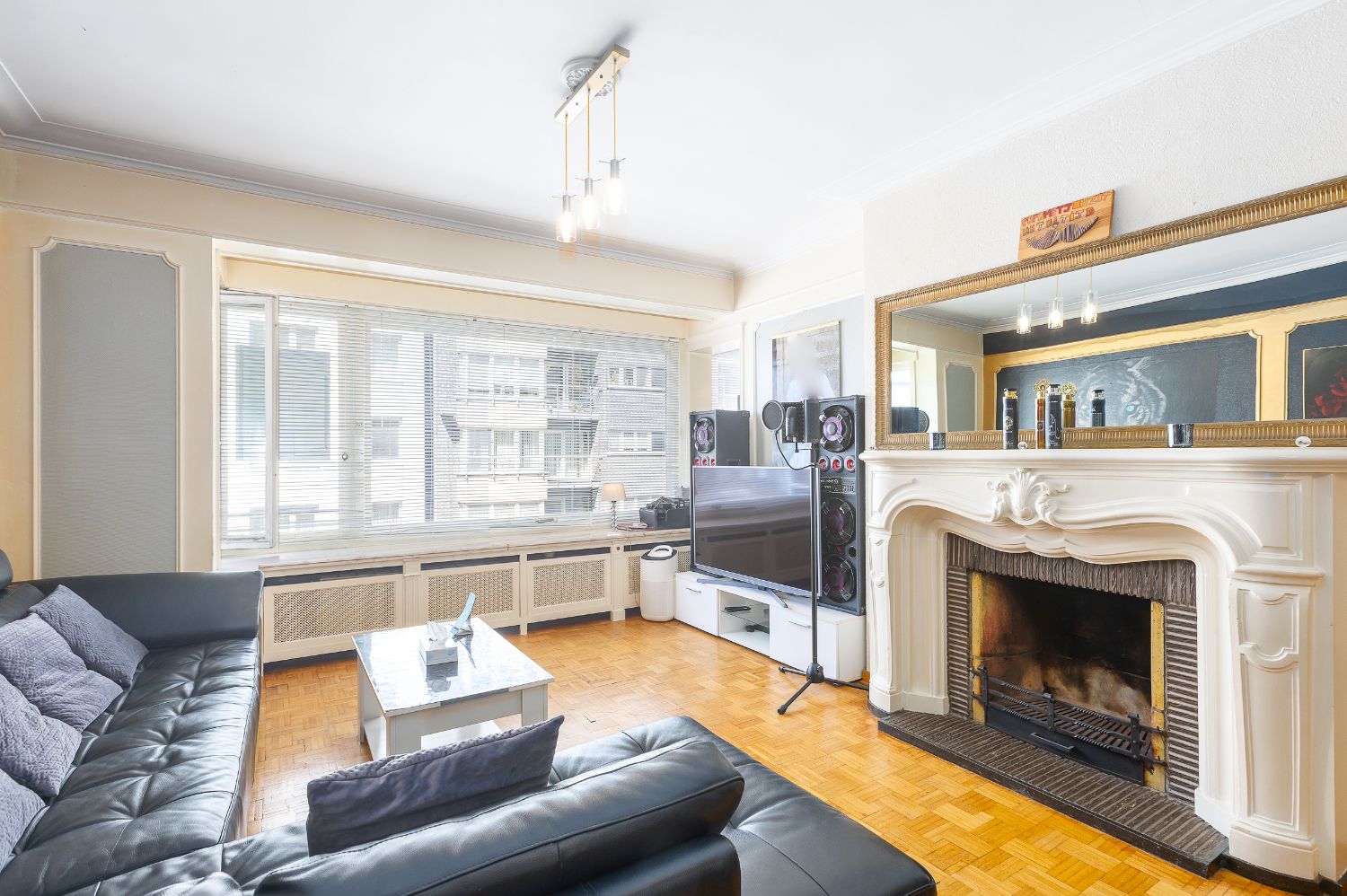 Uiterst ruim appartement vlakbij het centrum van Oostende foto {{pictureIndex}}