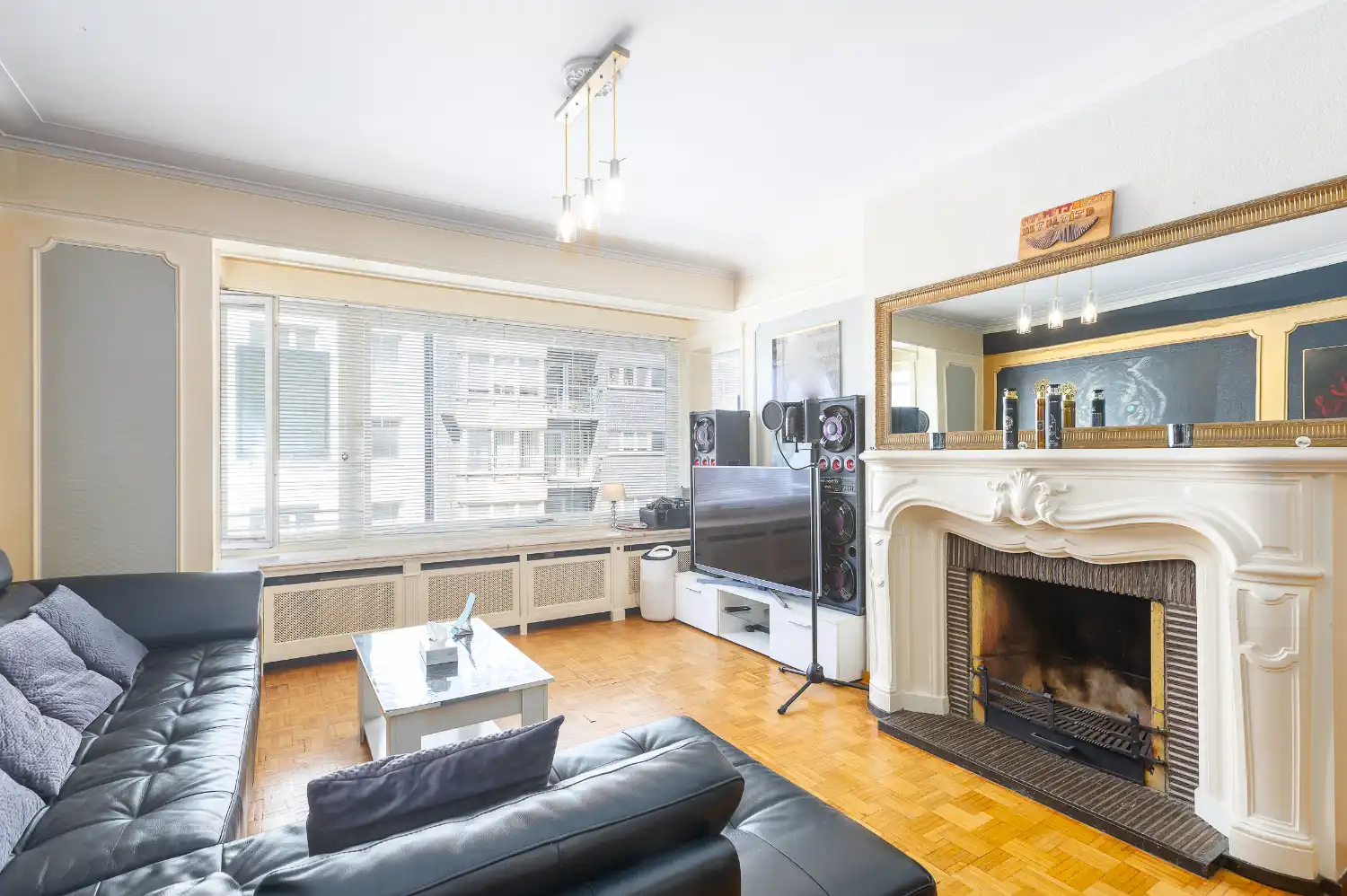 Uiterst ruim appartement vlakbij het centrum van Oostende foto {{pictureIndex}}