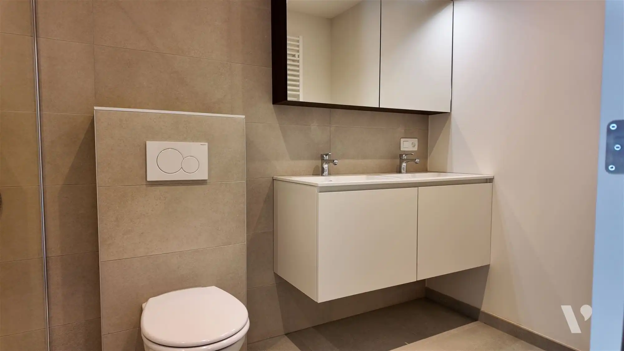 Volledig vernieuwd appartement; 2 slaapkamers en garagebox foto 5