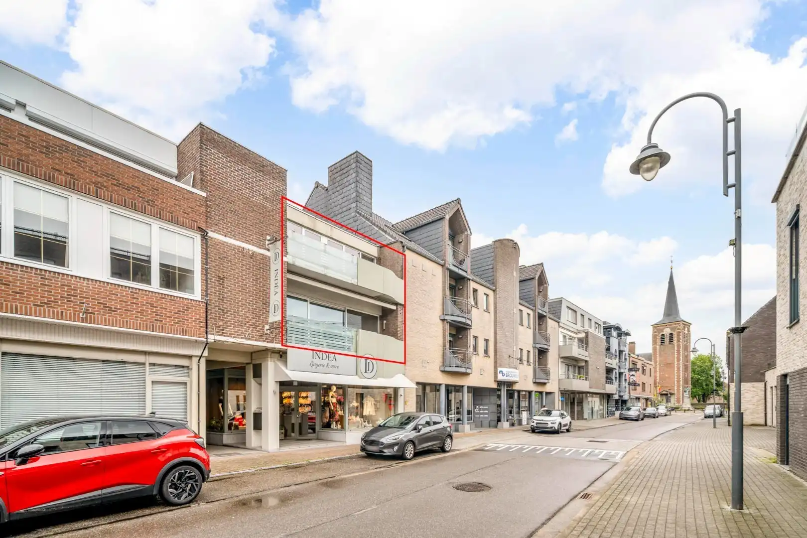 Comfortabel, zeer ruim appartement met 4 slaapkamers, terras en garage in het centrum van Neeroeteren!  foto 2