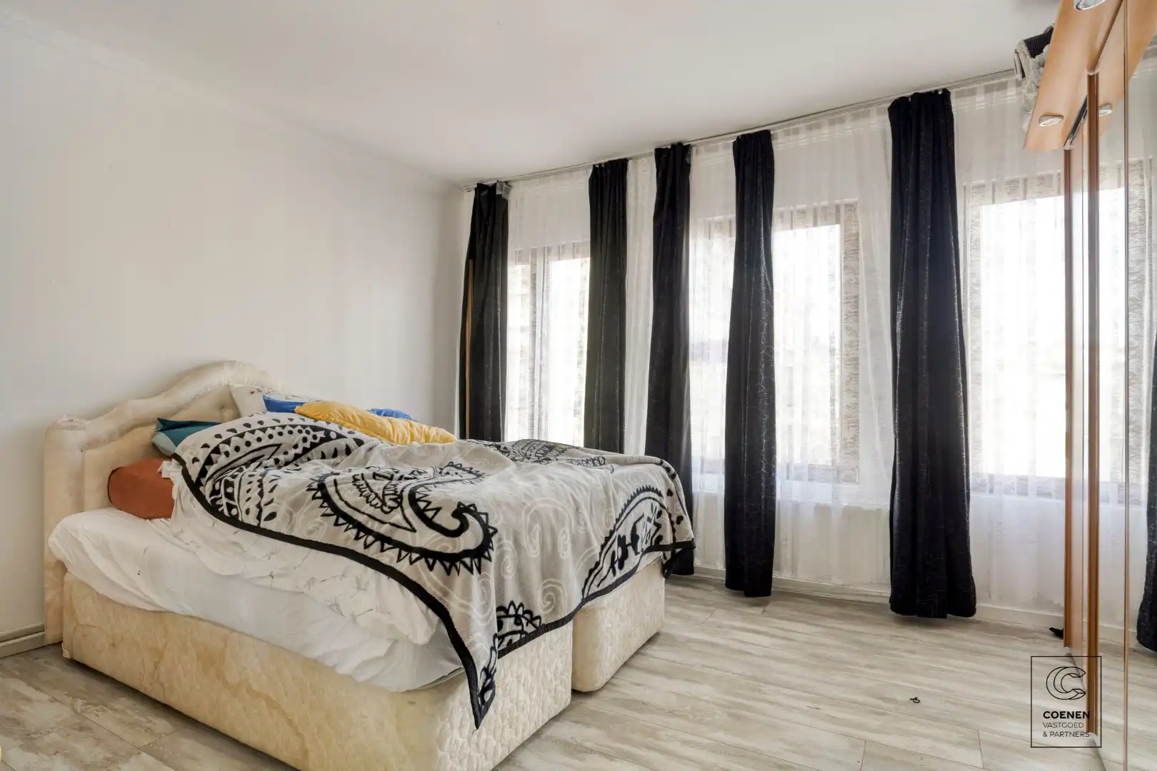 Ruime handelswoning, momenteel ingericht als handelsruimte en 2 appartementen op goede ligging te Antwerpen! foto 6