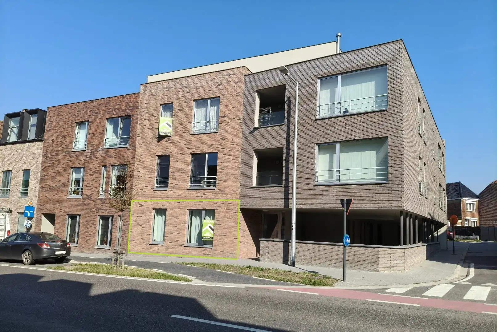 RECENT GELIJKVLOERS APPARTEMENT MET GROOT TERRAS EN AUTOSTAANPLAATS foto {{pictureIndex}}