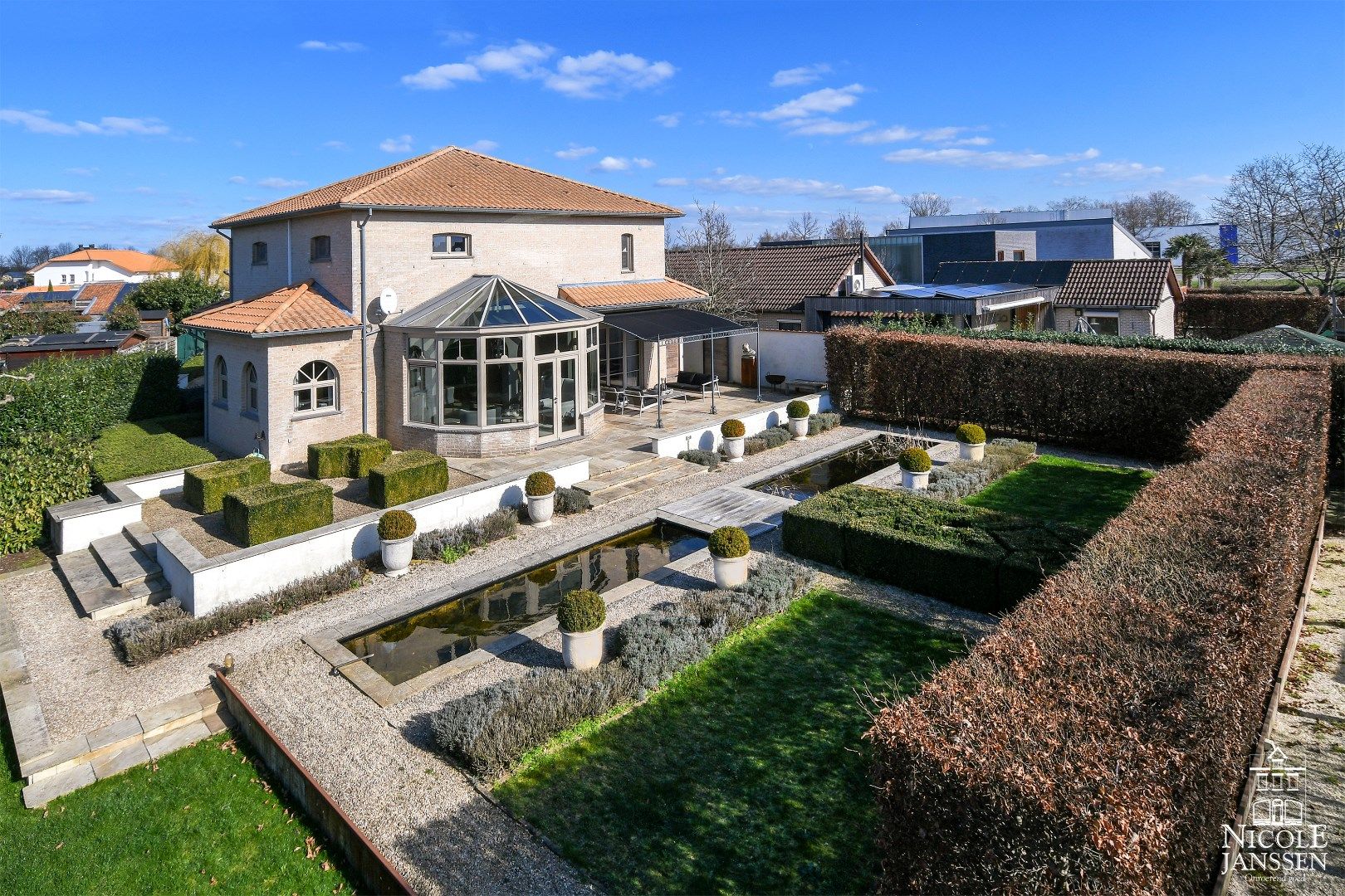 Kwalitatief afgewerkte en instapklare villa met mooi aangelegde tuin nabij het centrum  foto 2