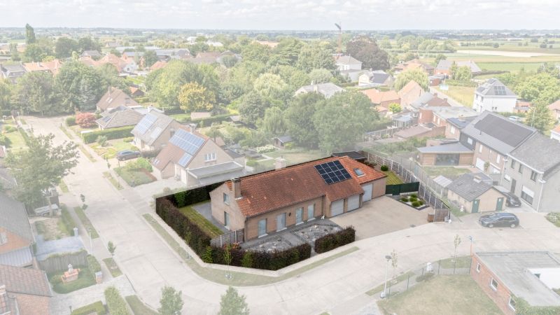 Hooglede. Zeer verzorgde gelijkvloerse villa met 3-4 slaapkamers, dubbele garage en kleine bergloods. Uiterst rustig gelegen overal dichtbij op een prachtige locatie! Ideaal voor bewoners met  extra bergruimte. foto 9