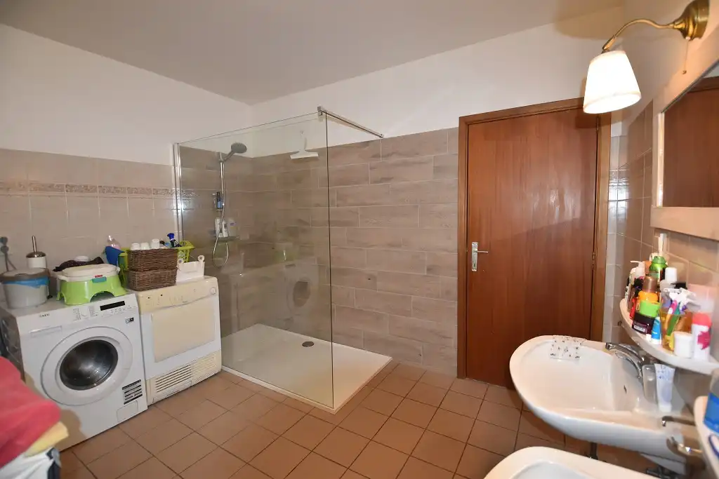 Ruim en lichtrijk appartement met garage in het centrum van Nieuwkerken-Waas foto 9