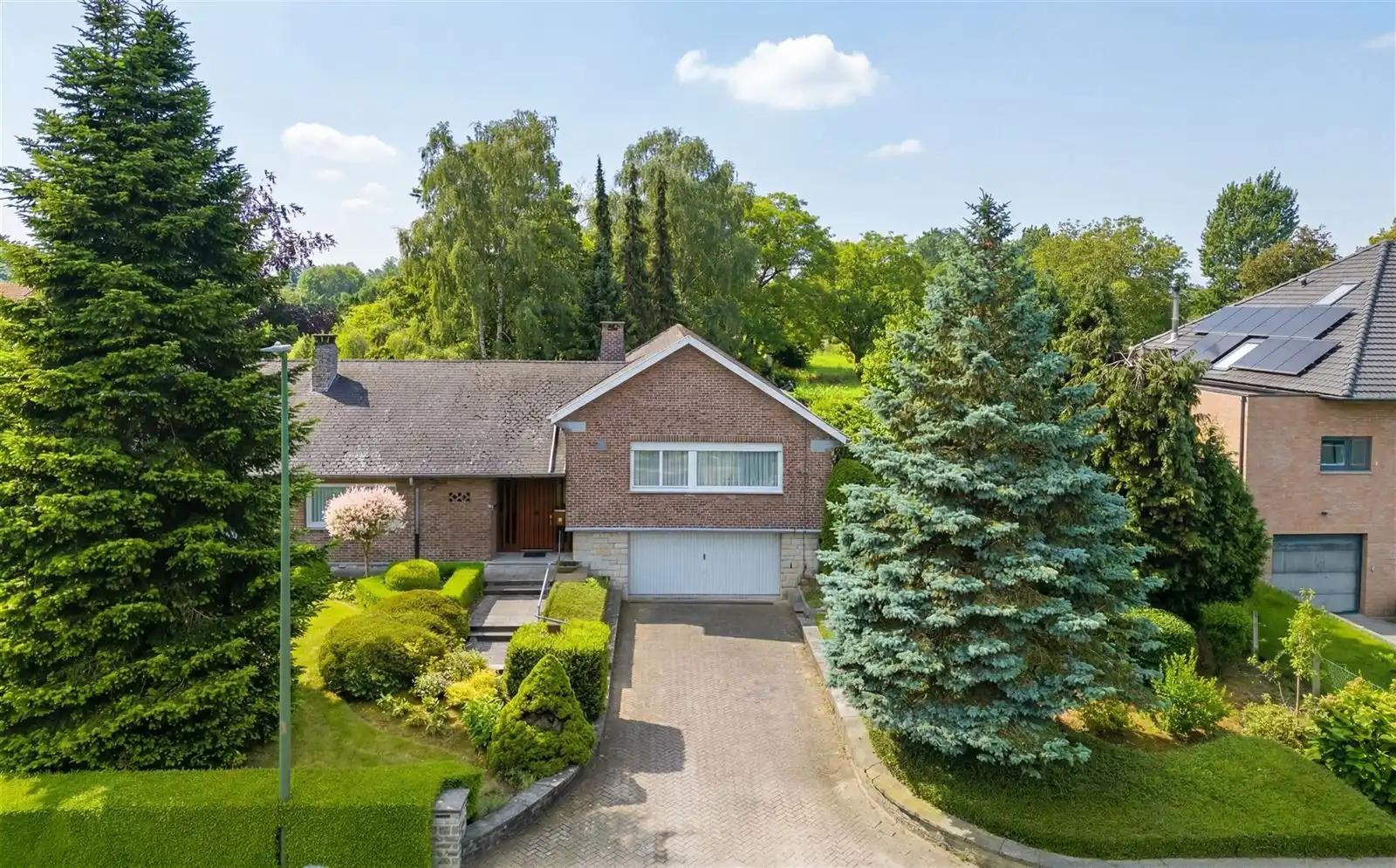 Ruime op te frissen split level villa met grote tuin op 23are20 foto 2