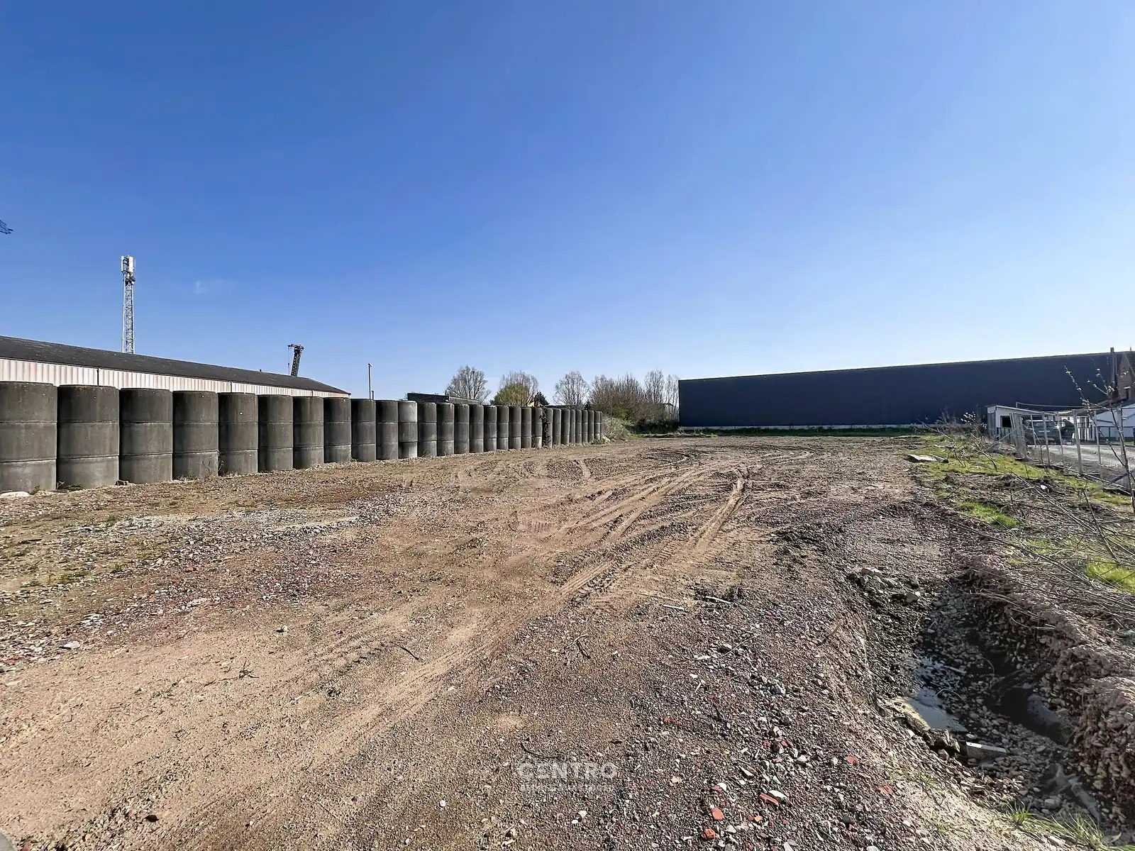 Braakliggende grond voor de bouw van MAGAZIJN(EN) mét of zonder woning. Géén bouwverplichting! foto 2