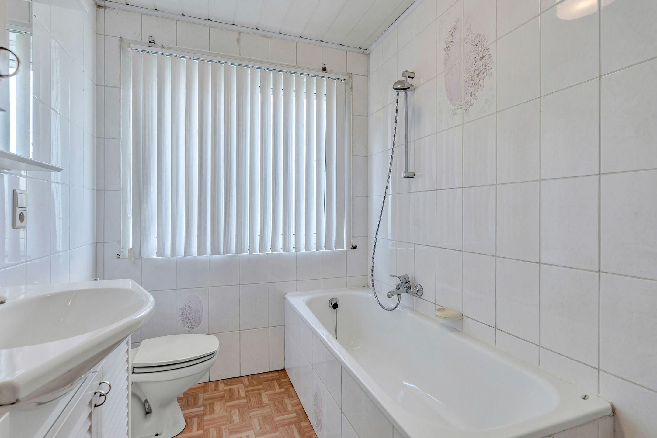 Ruime instapklare woning met loods op commerciële ligging foto 25