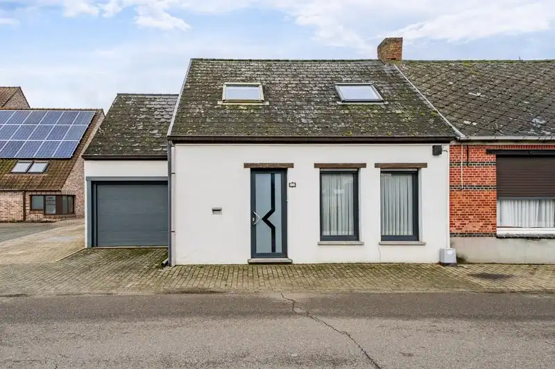 Starters woning met 2 slaapkamers garage en tuin te koop. foto {{pictureIndex}}