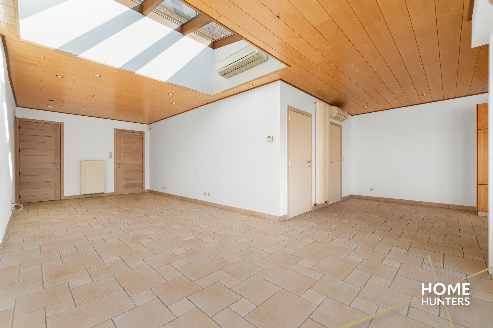 Riante woning met 4 slaapkamers, praktijkruimte en garage te Ieper foto 10