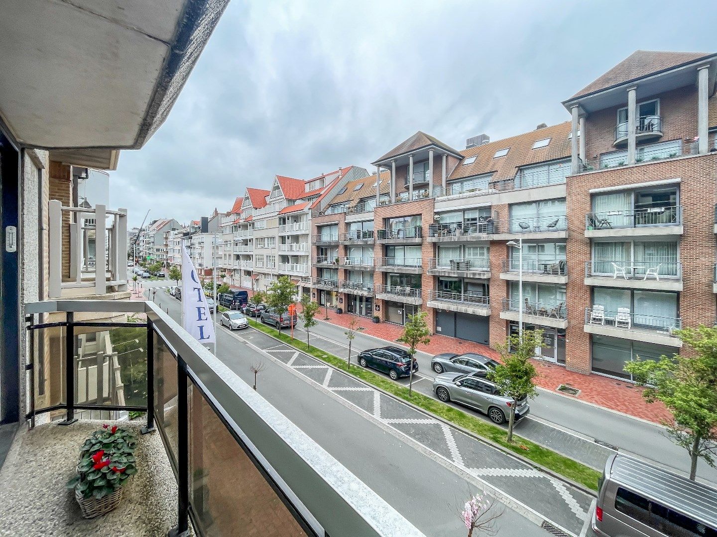Aangenaam appartement gelegen  wandelafstand van de Zeedijk en de Dumortierlaan. garage te koop foto 2