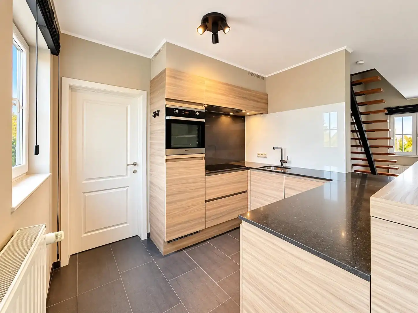 Zeer ruim duplex appartement met mogelijk 4 slaapkamers, ruim terras en garage vlakbij het centrum. foto 9