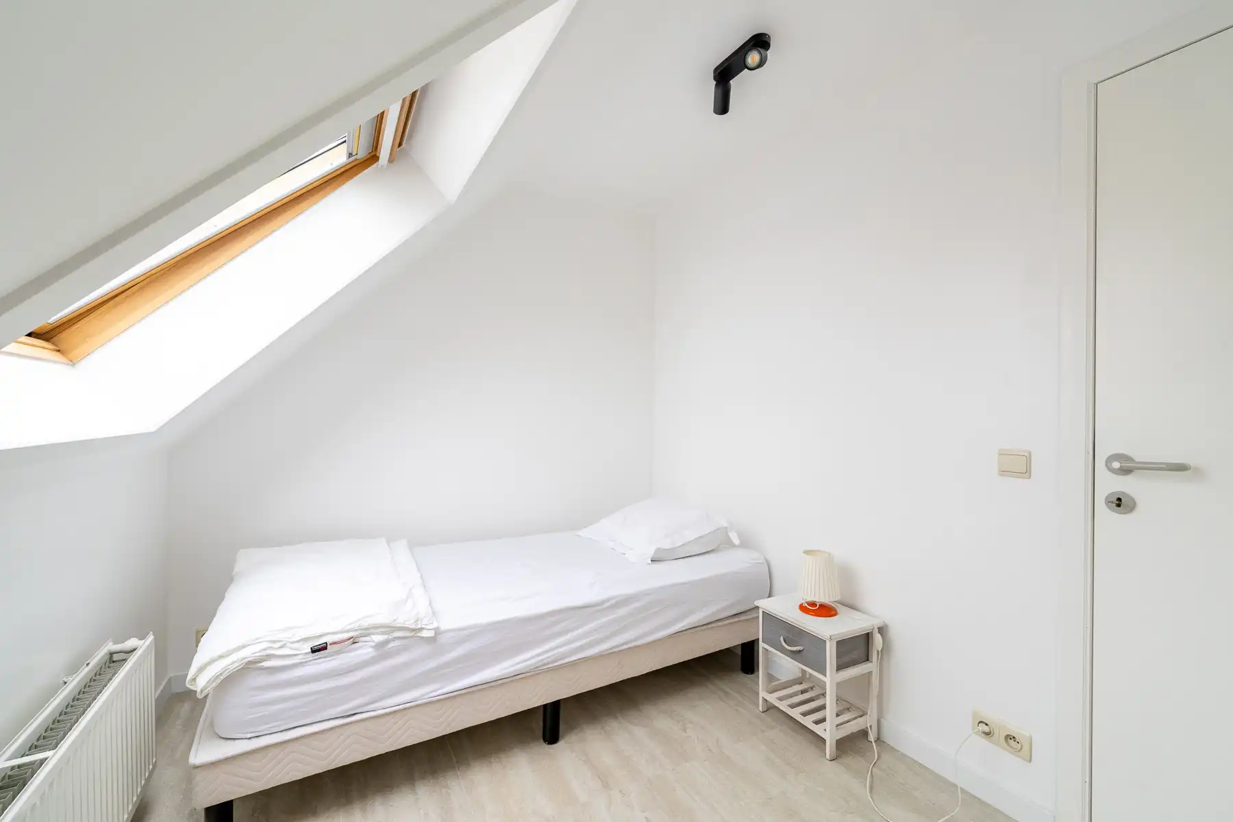 Rustig gelegen, gemeubelde bel-etage woning met garage  foto 26