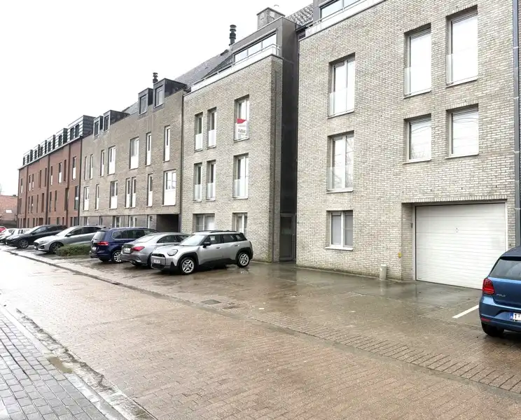 Instapklaar 2-slaapkamerappartement met balkon en overdekte autostaanplaats TE HUUR in Ooigem! foto {{pictureIndex}}