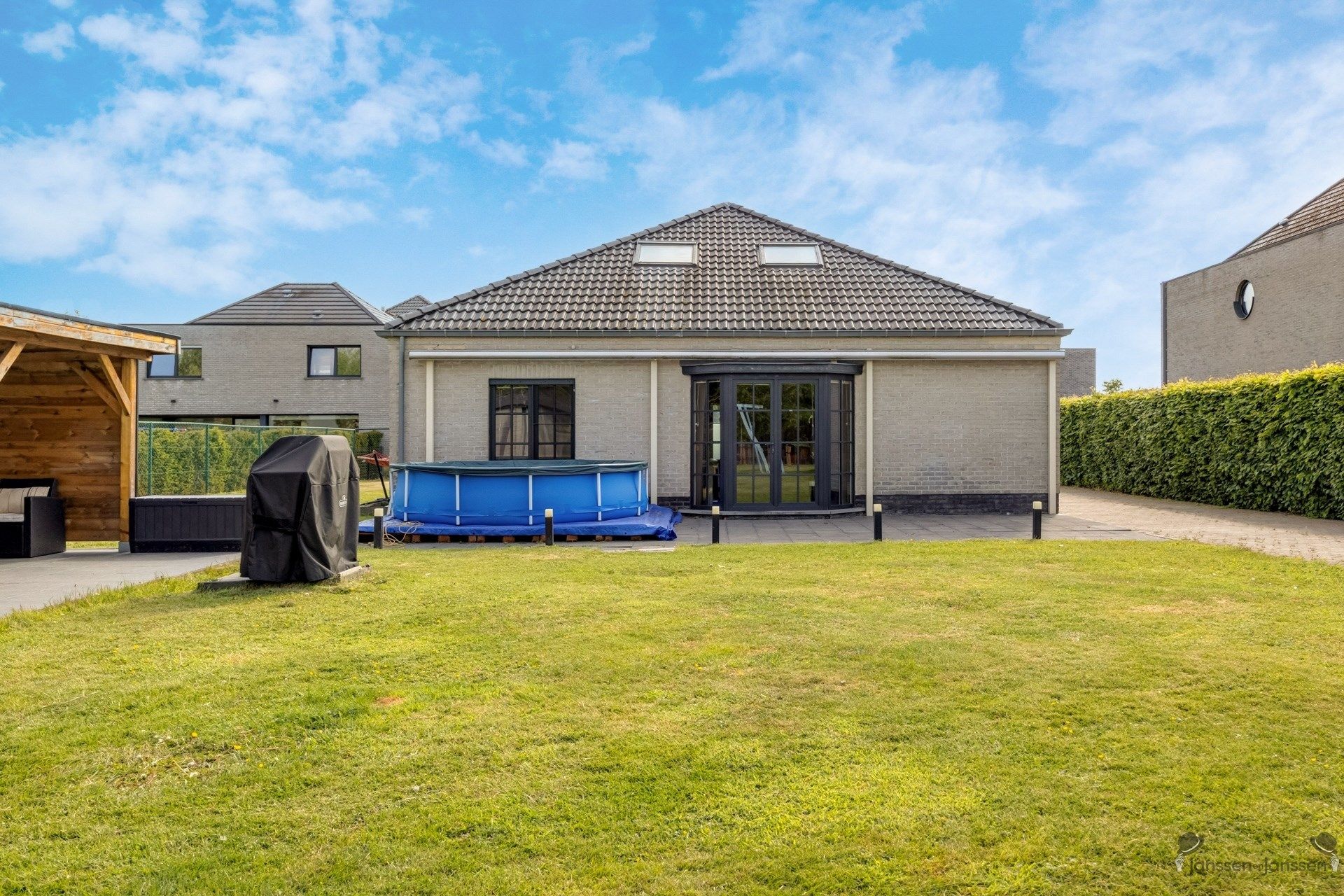 Verzorgde bungalow met grote tuin foto 16
