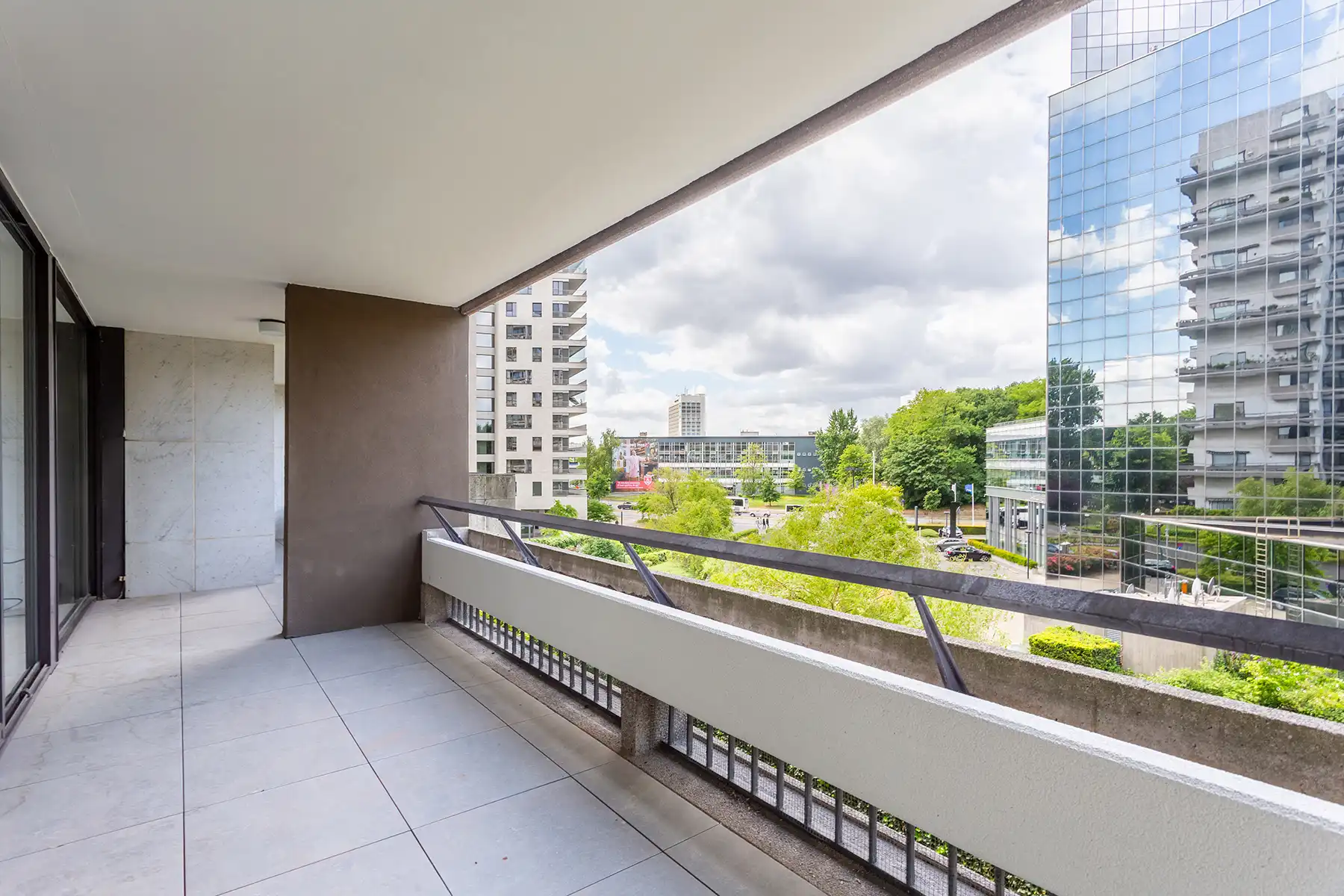 Modern nieuw gerenoveerd 2 slpk app + terras foto 9