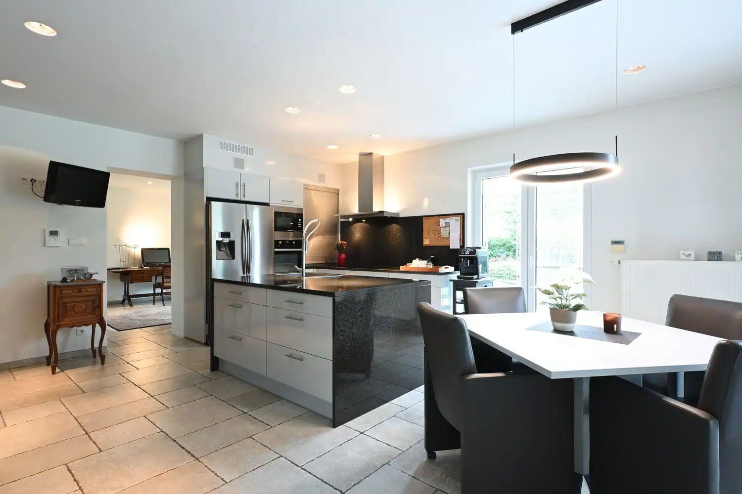 Instapklare gezinswoning met prachtige tuin en hoogwaardige afwerking foto 7