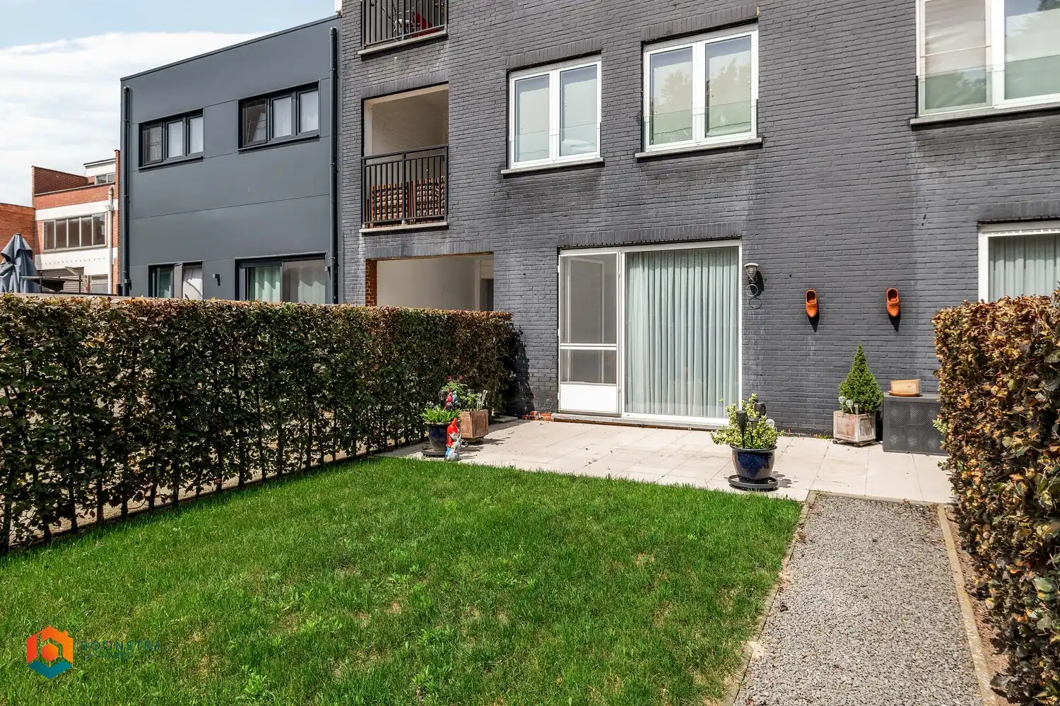 Gelijkvloers app. met 2 SLPKRS en tuin foto 9
