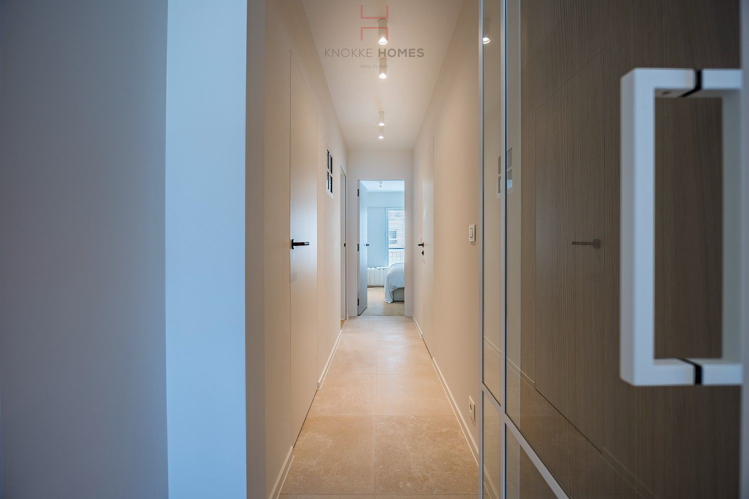 Volledig vernieuwd appartement met drie slaapkamers op de zeedijk van Duinbergen foto 16