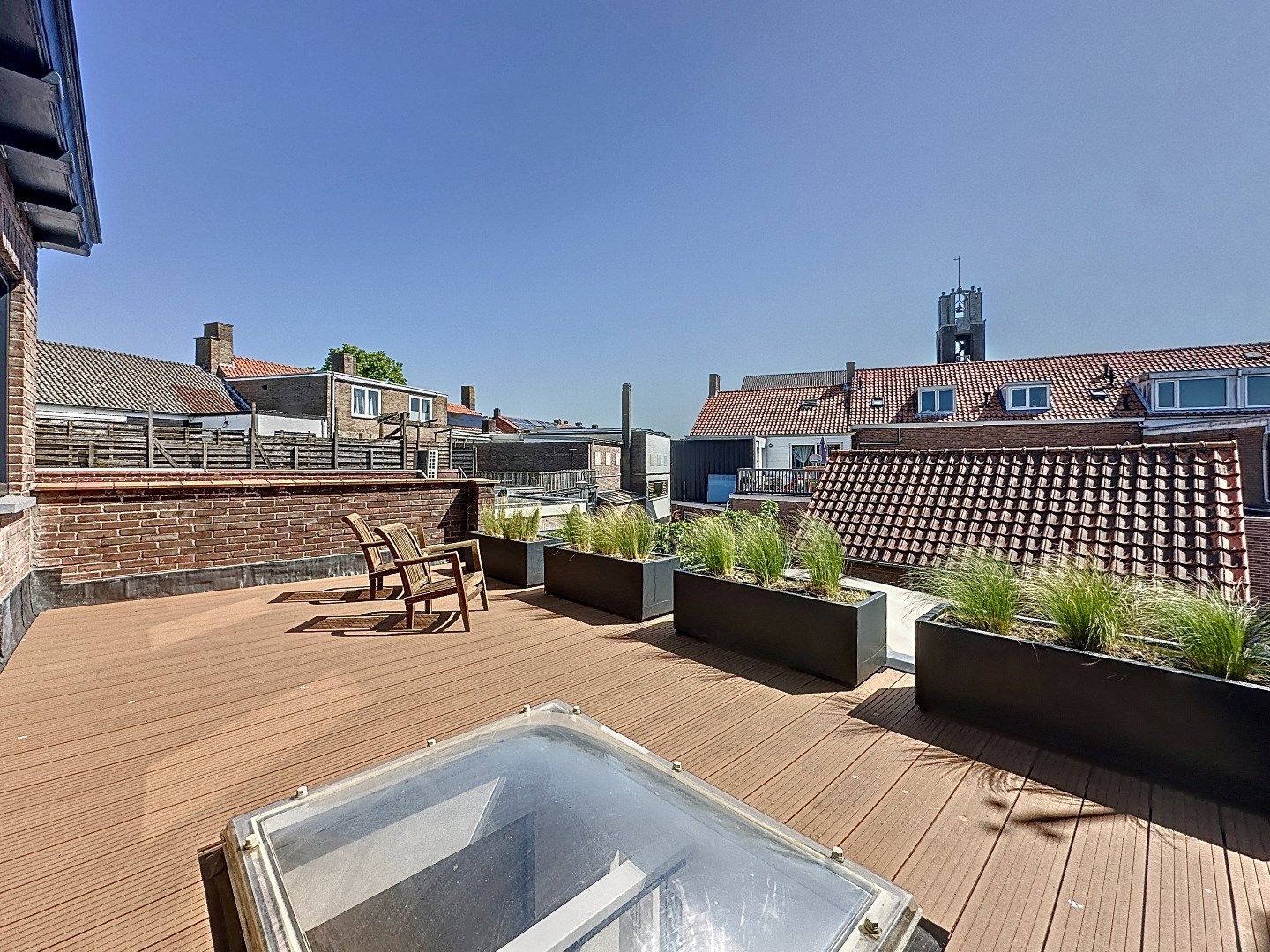 Smaakvolle en grote stadswoning met vrijstaande garage voor het hele gezin foto 37