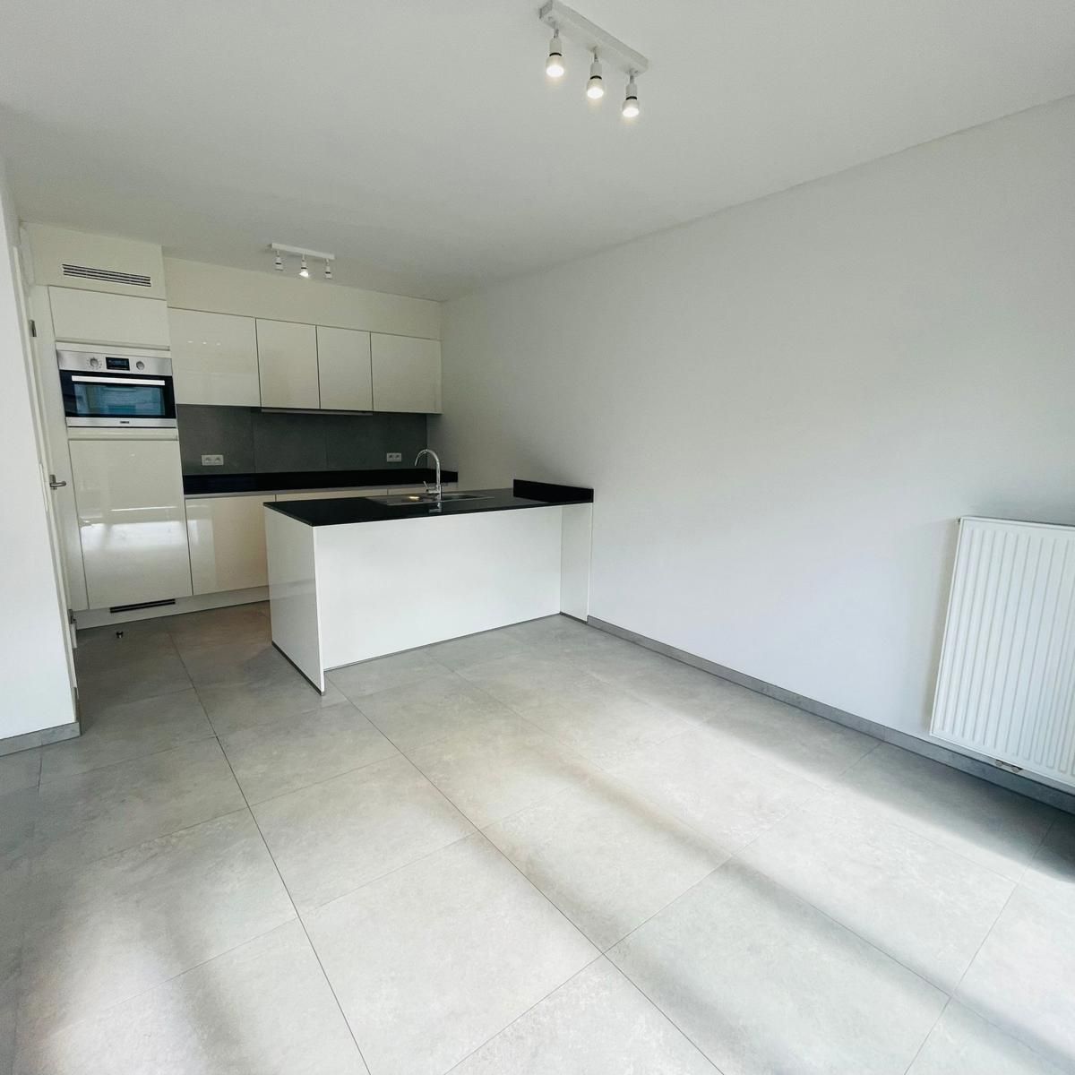 Gelijkvloers 2 slpk-appartement met tuintje foto {{pictureIndex}}