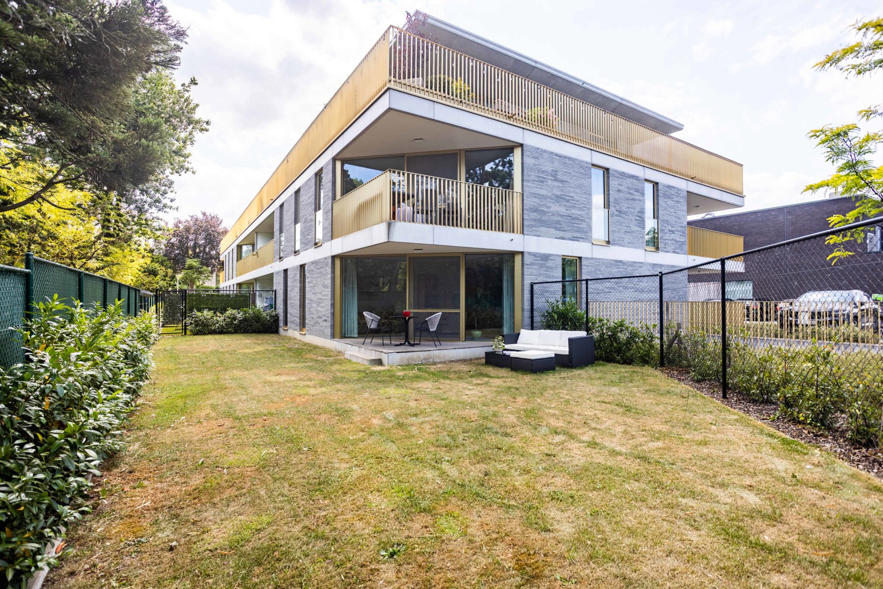 Ruim gelijkvloersappartement met hoogwaardige afwerking foto {{pictureIndex}}