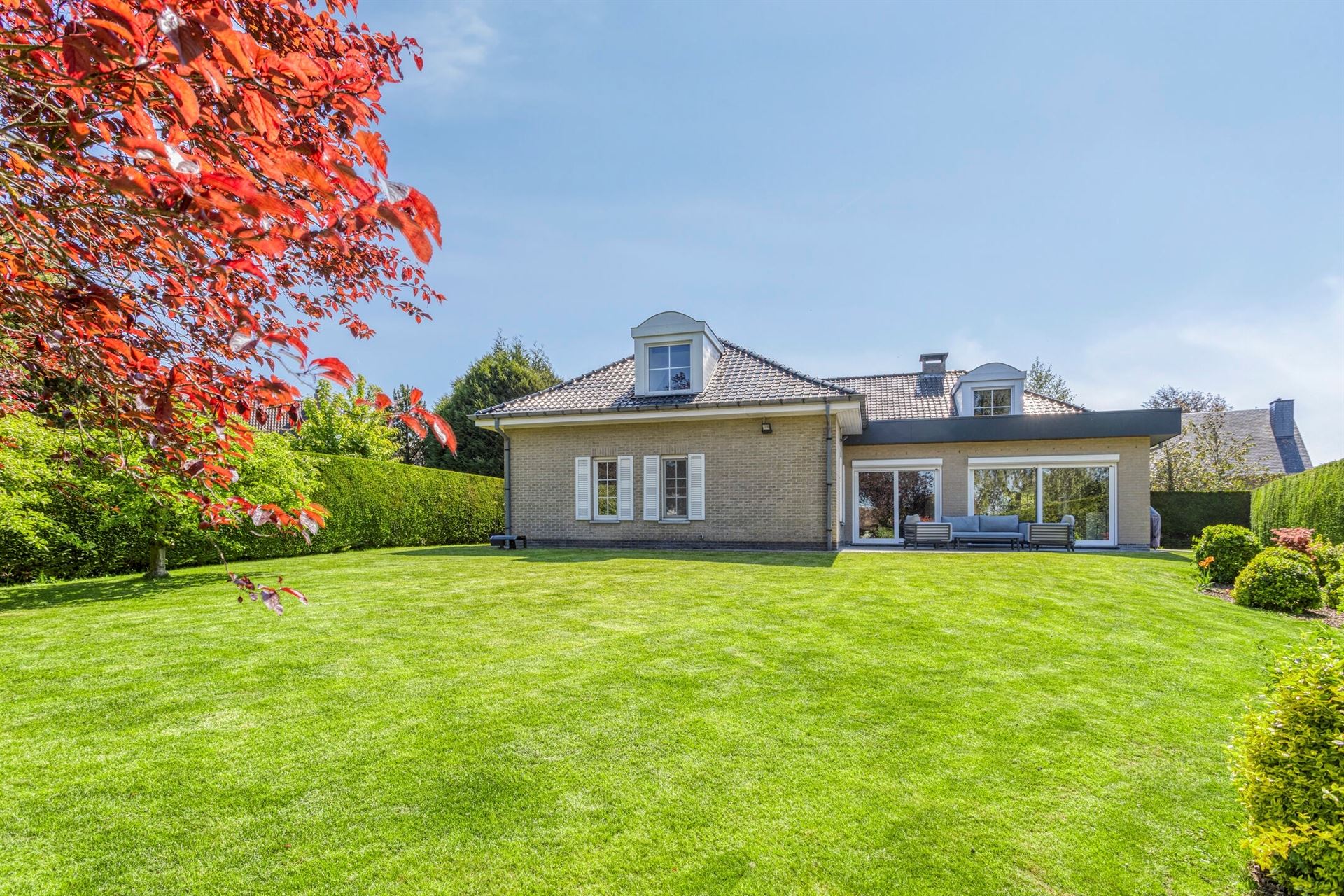 Prachtig gerenoveerde villa op mooi perceel foto {{pictureIndex}}